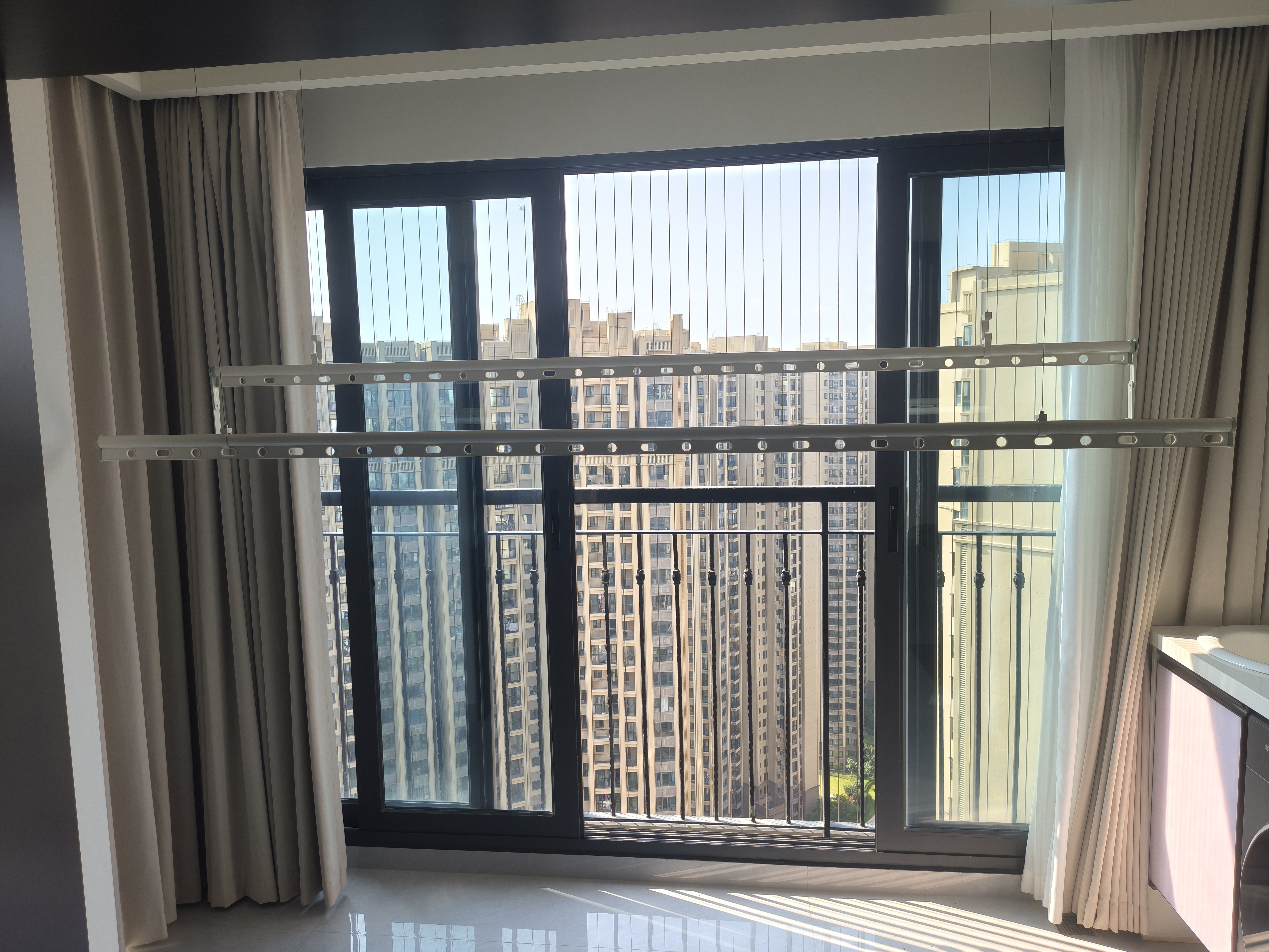 好太太晾衣架阳台手摇晾衣杆升降手动室内室外晒衣架家用晒衣架 D-1126 ：米兰白+2.4米三杆 实拍图