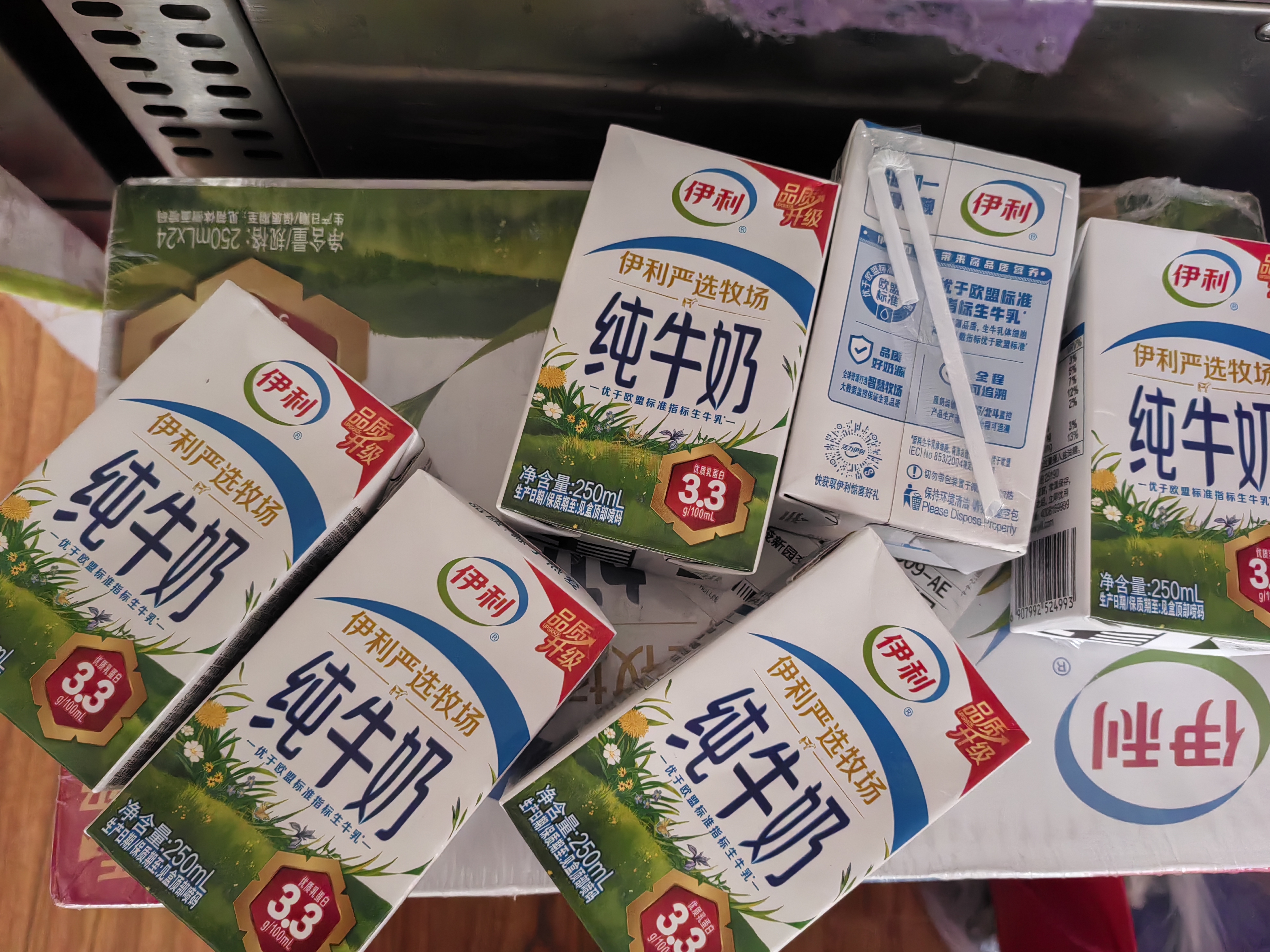 伊利【新鲜日期】纯牛奶250ml*24盒 3.3g优质乳蛋白早餐奶 8-10月 实拍图