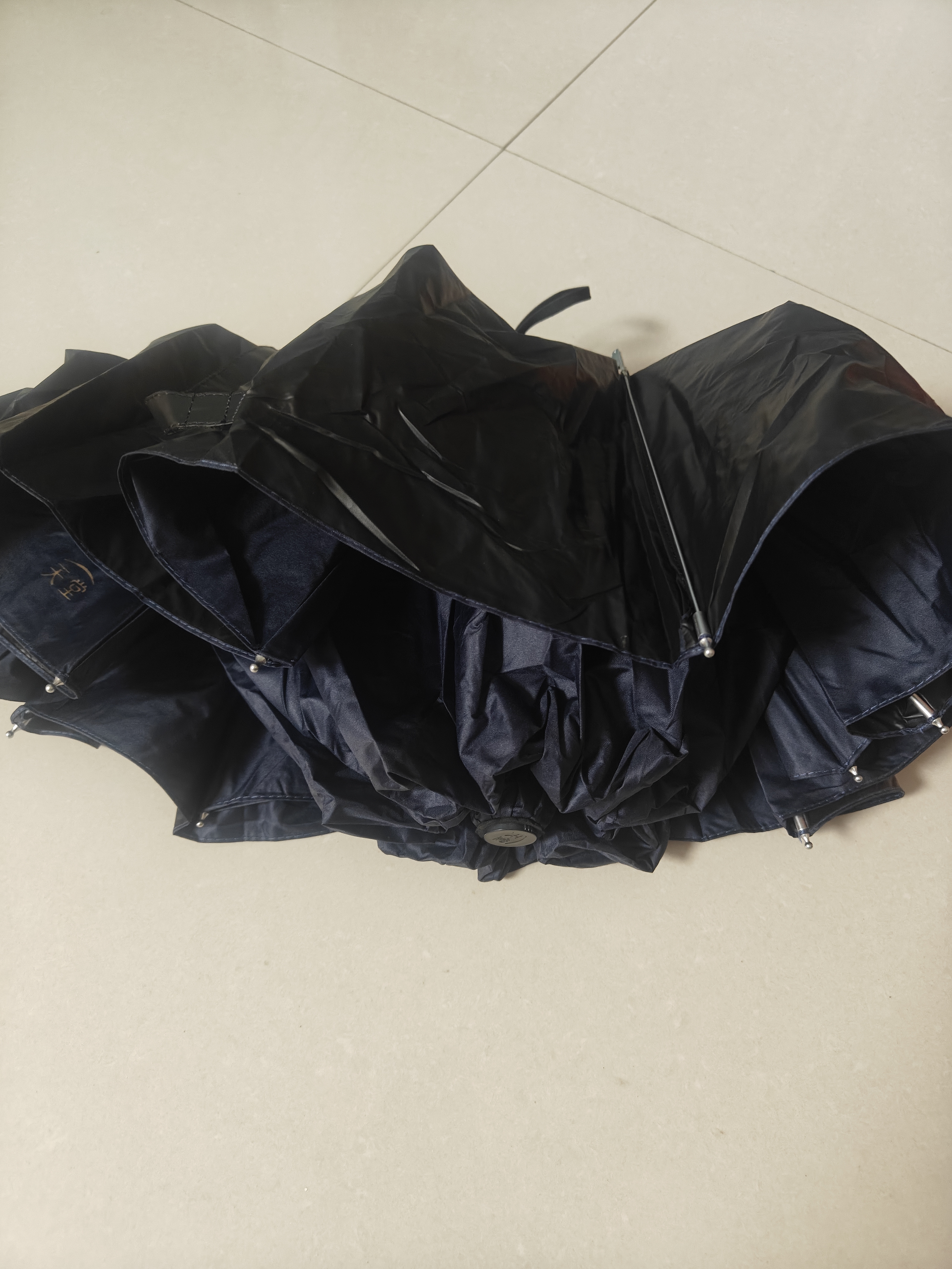 天堂伞 双人晴雨伞三折 加大号抗风黑胶防晒遮阳晴雨两用伞 33188深藏青 实拍图