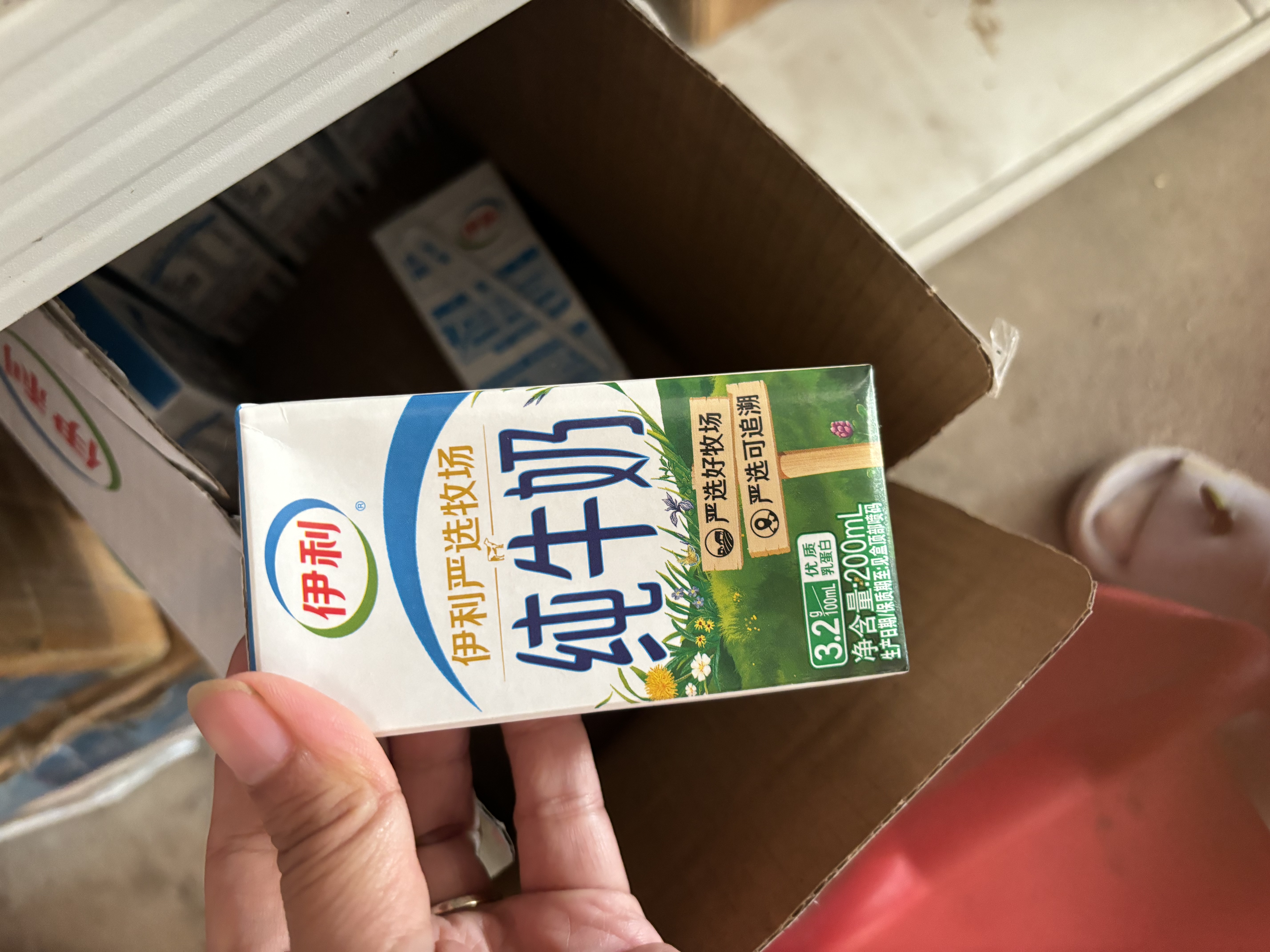 伊利【新鲜日期】纯牛奶苗条装 200ml*24盒 3.2g优质乳蛋白 实拍图