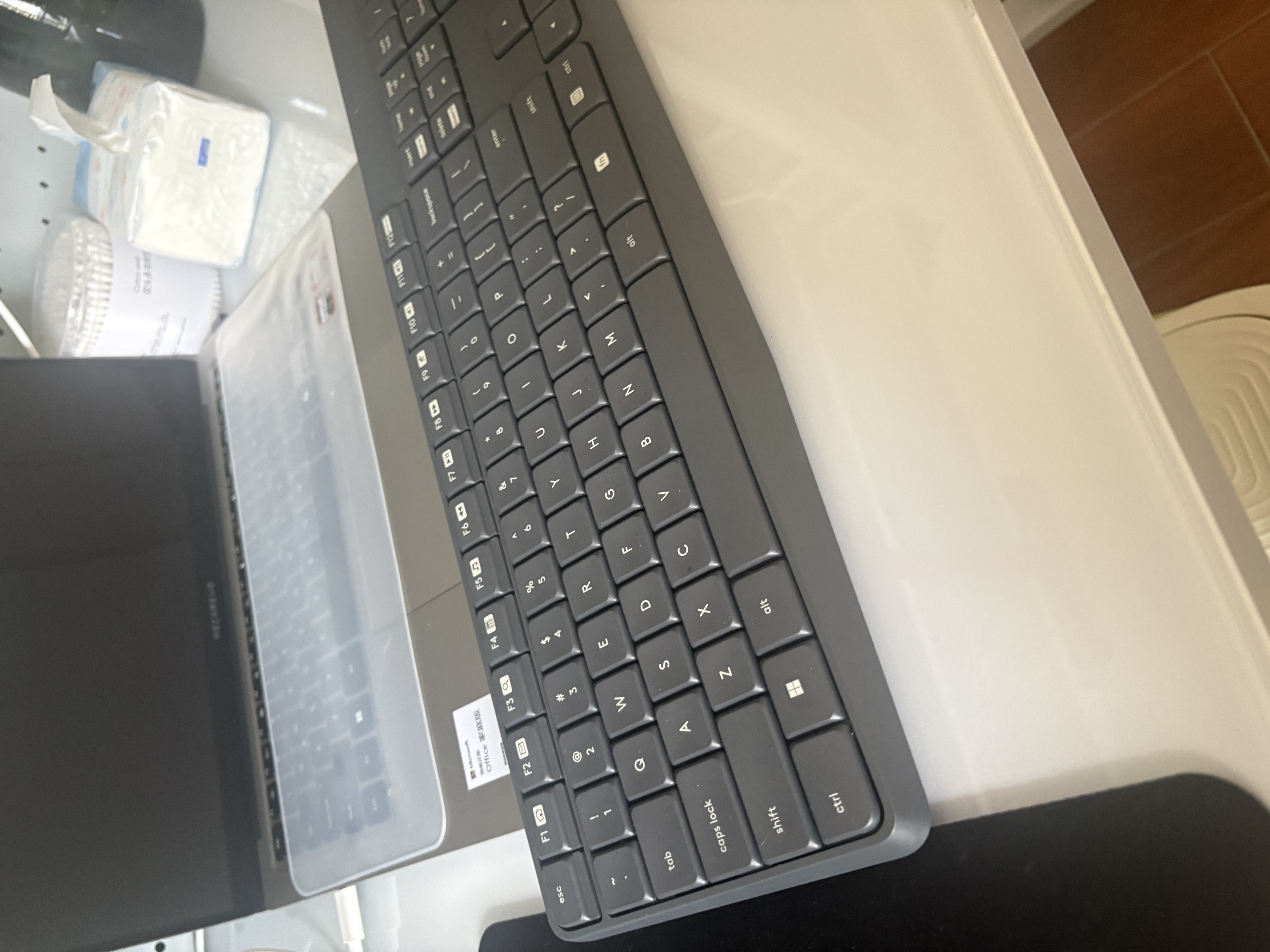 罗技（Logitech）MK235 键鼠套装 无线键鼠套装 办公键鼠套装  防泼溅防指纹 全尺寸 带无线2.4G接收器 黑 实拍图