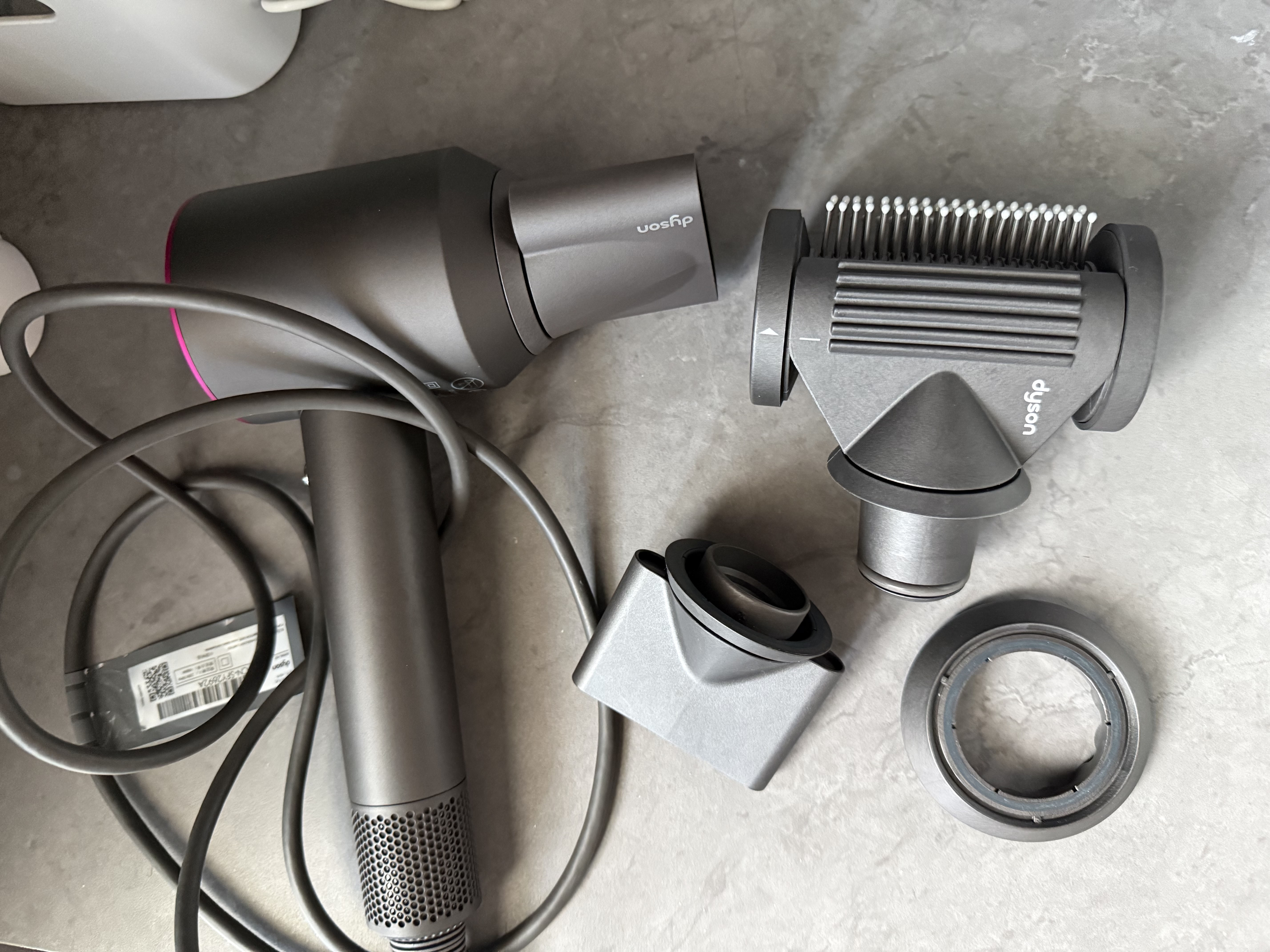 戴森（DYSON）HD15 高速吹风机 Dyson Supersonic 电吹风 快速干发 智能温控 呵护秀发 多风嘴 家用推荐 紫红色 实拍图