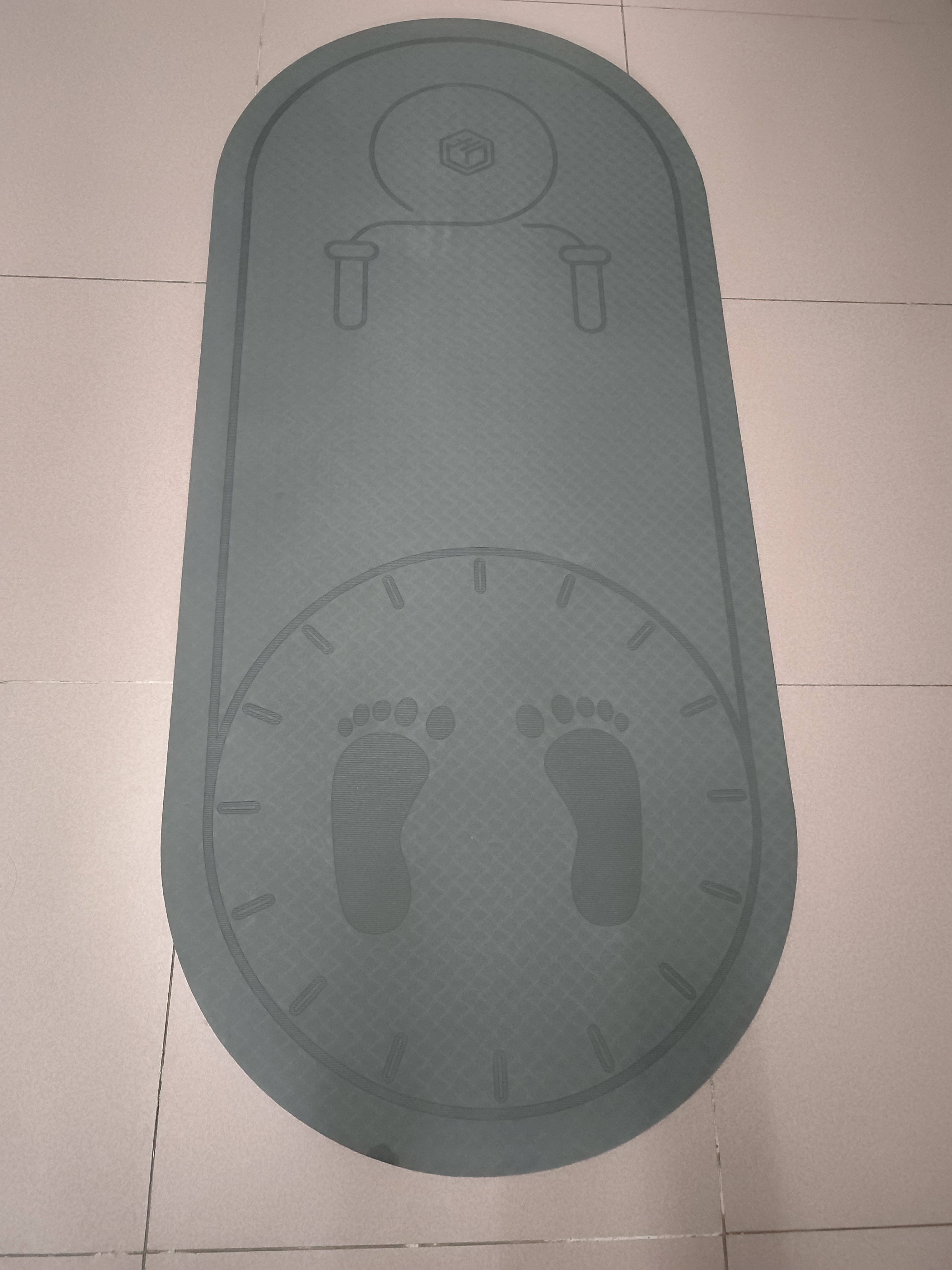 京东京造 TPE跳绳垫加厚6mm瑜伽垫室内运动健身防滑隔音减震 灰140*62.5cm 实拍图