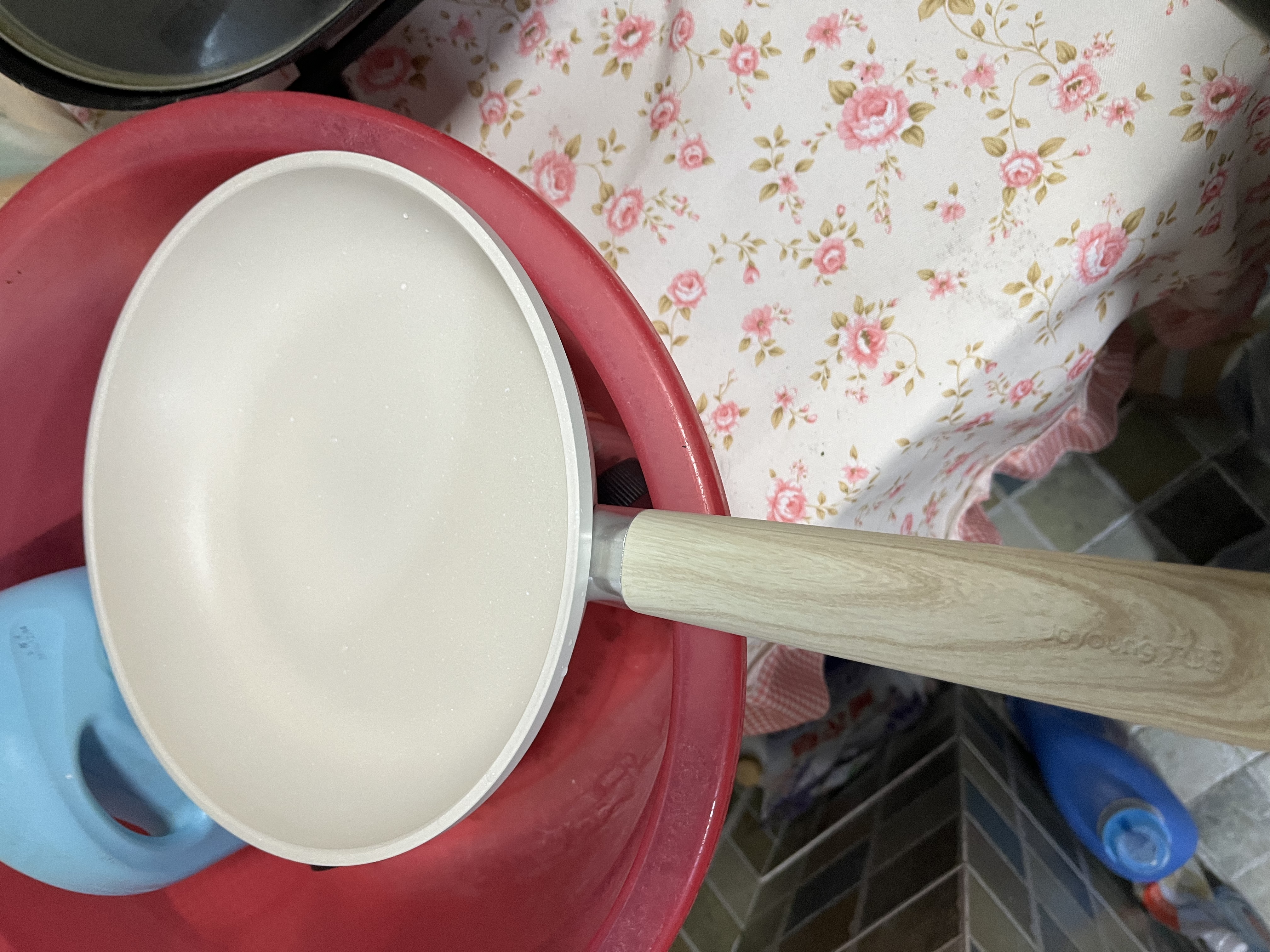 九阳（Joyoung）平底锅炒锅不粘锅炒锅炒菜锅煎锅电磁炉燃气灶通用轻颜小白锅24cm 实拍图