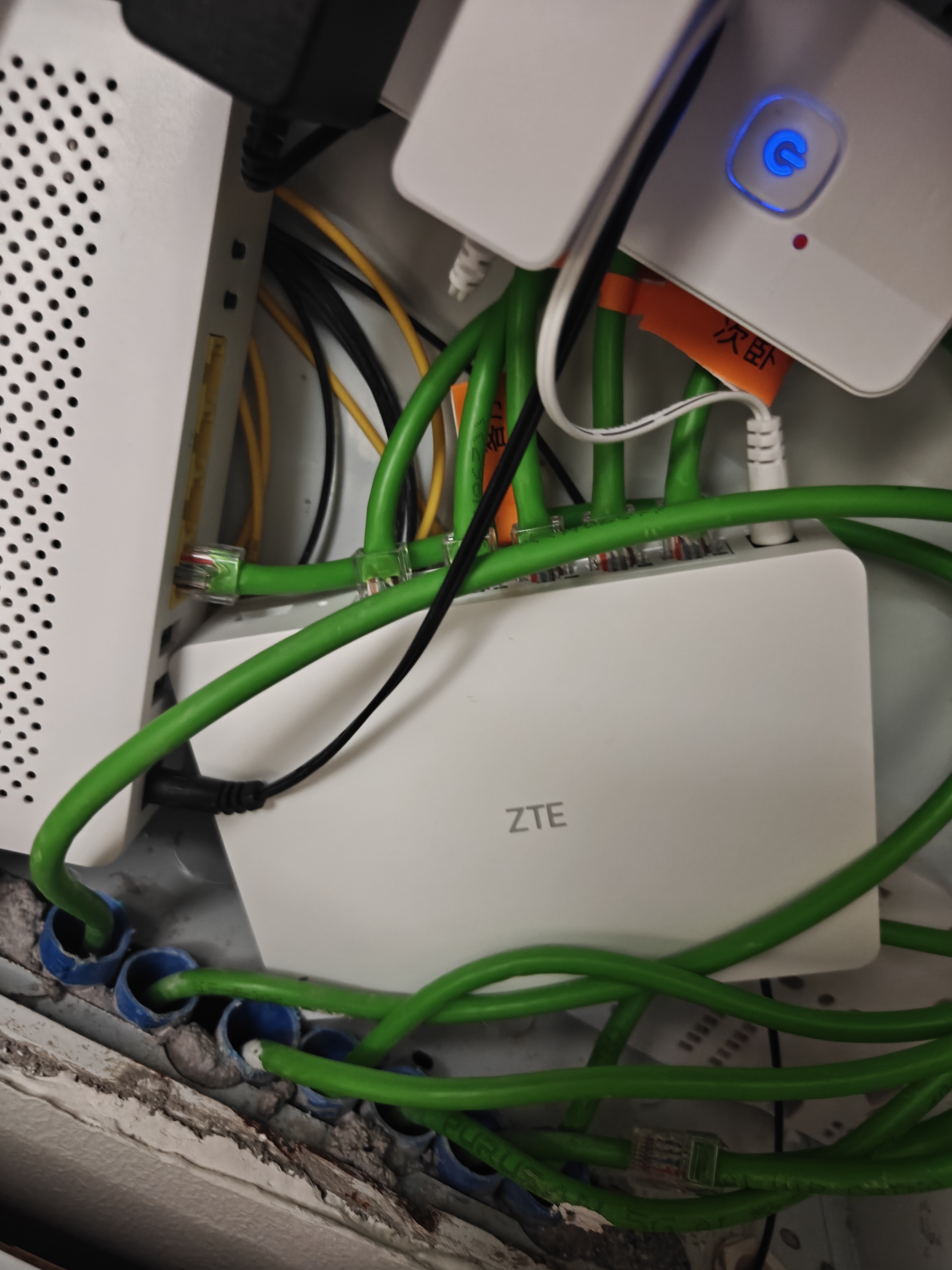 中兴（ZTE）星云MAX全2.5G主路由 有线无线 全屋无死角 AC+AP穿墙王 监控网络分流器交换机 网线分线器 实拍图
