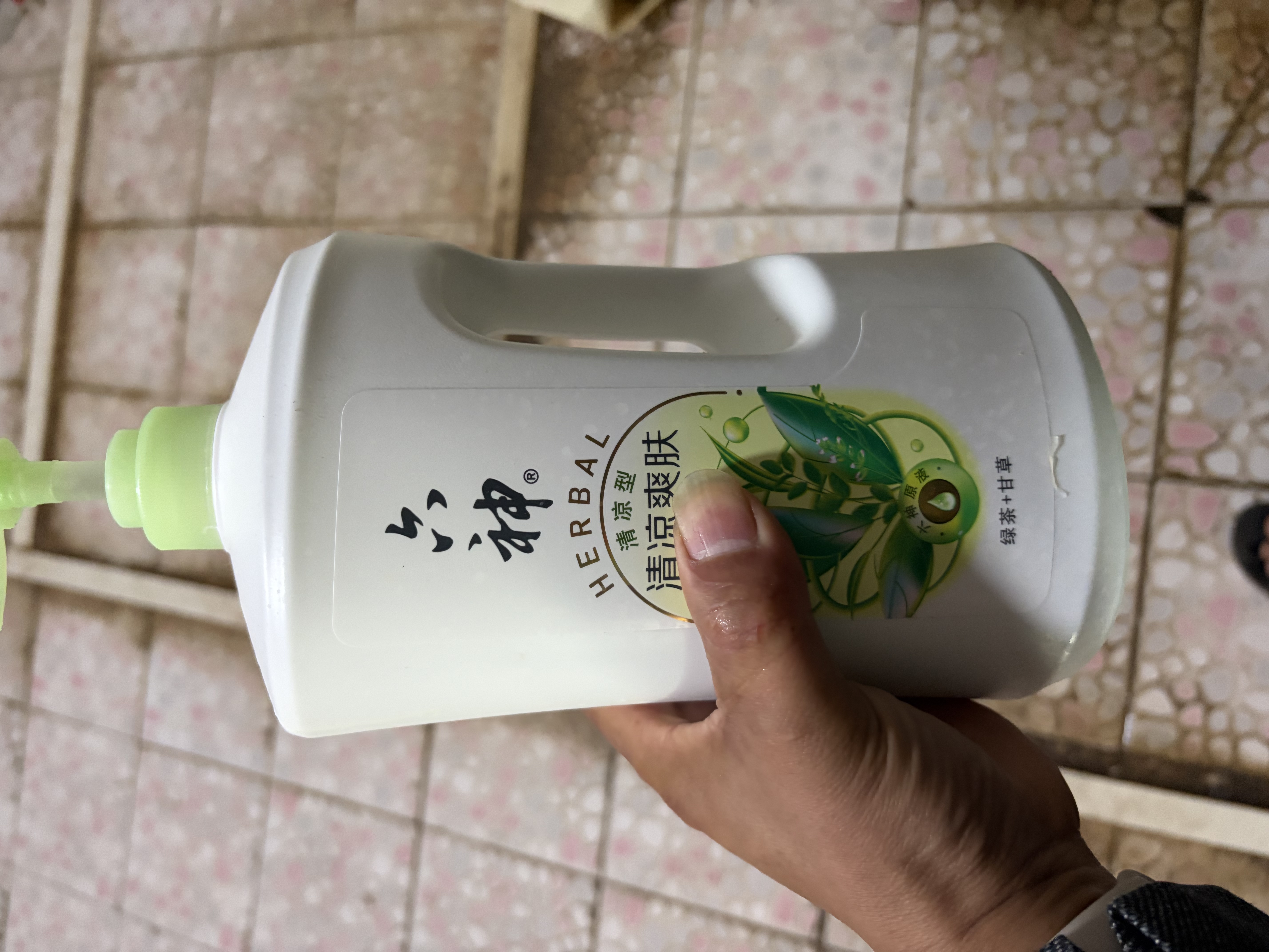 六神沐浴露薄荷清凉控油爽肤沐浴液浴后留香男女滋润补水保湿淋浴套装 清凉爽肤1.5kg+420g+180g 实拍图