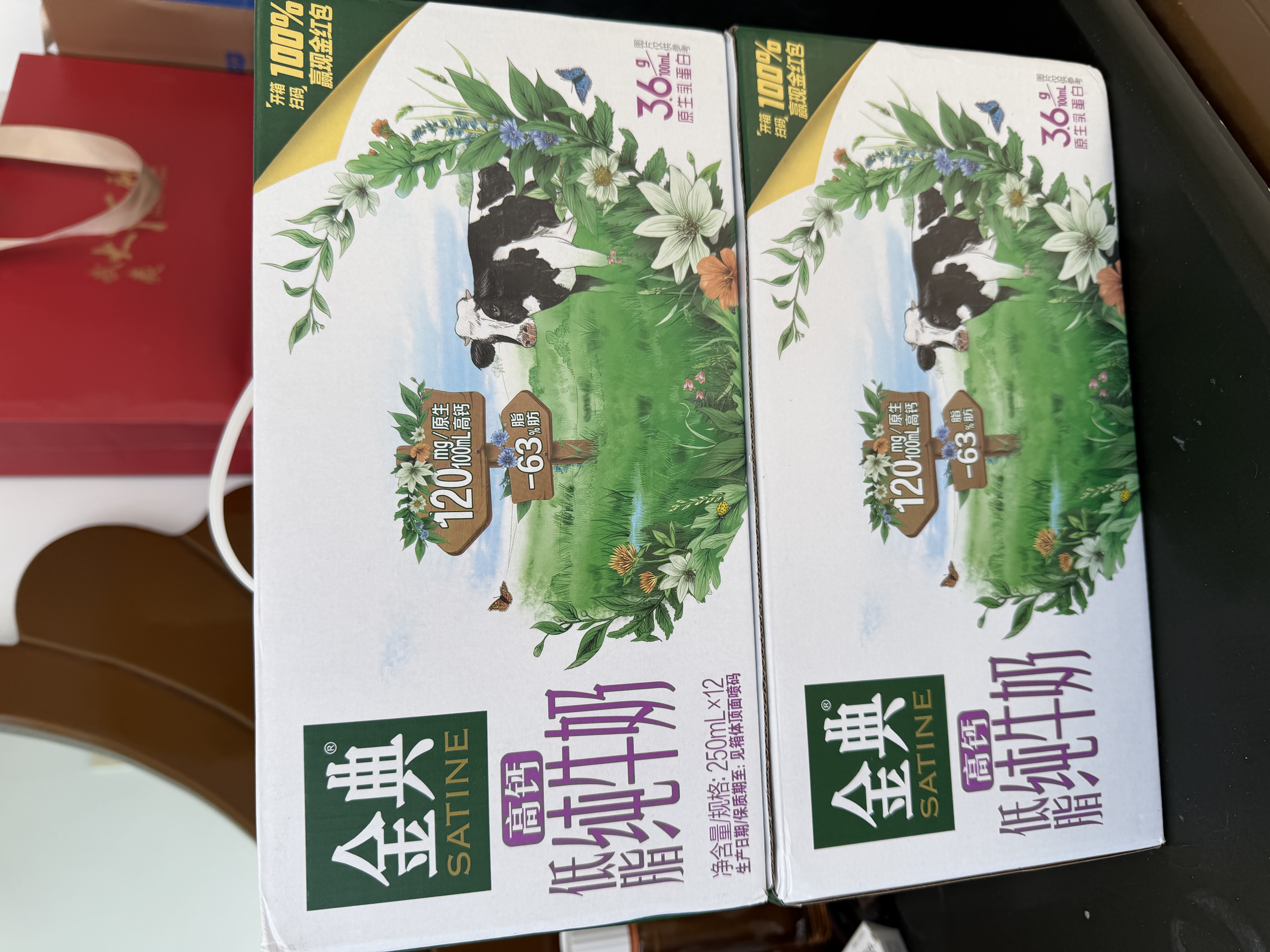 伊利【新鲜日期】金典纯牛奶 200ml*12盒 3.6g乳蛋白礼盒装 实拍图