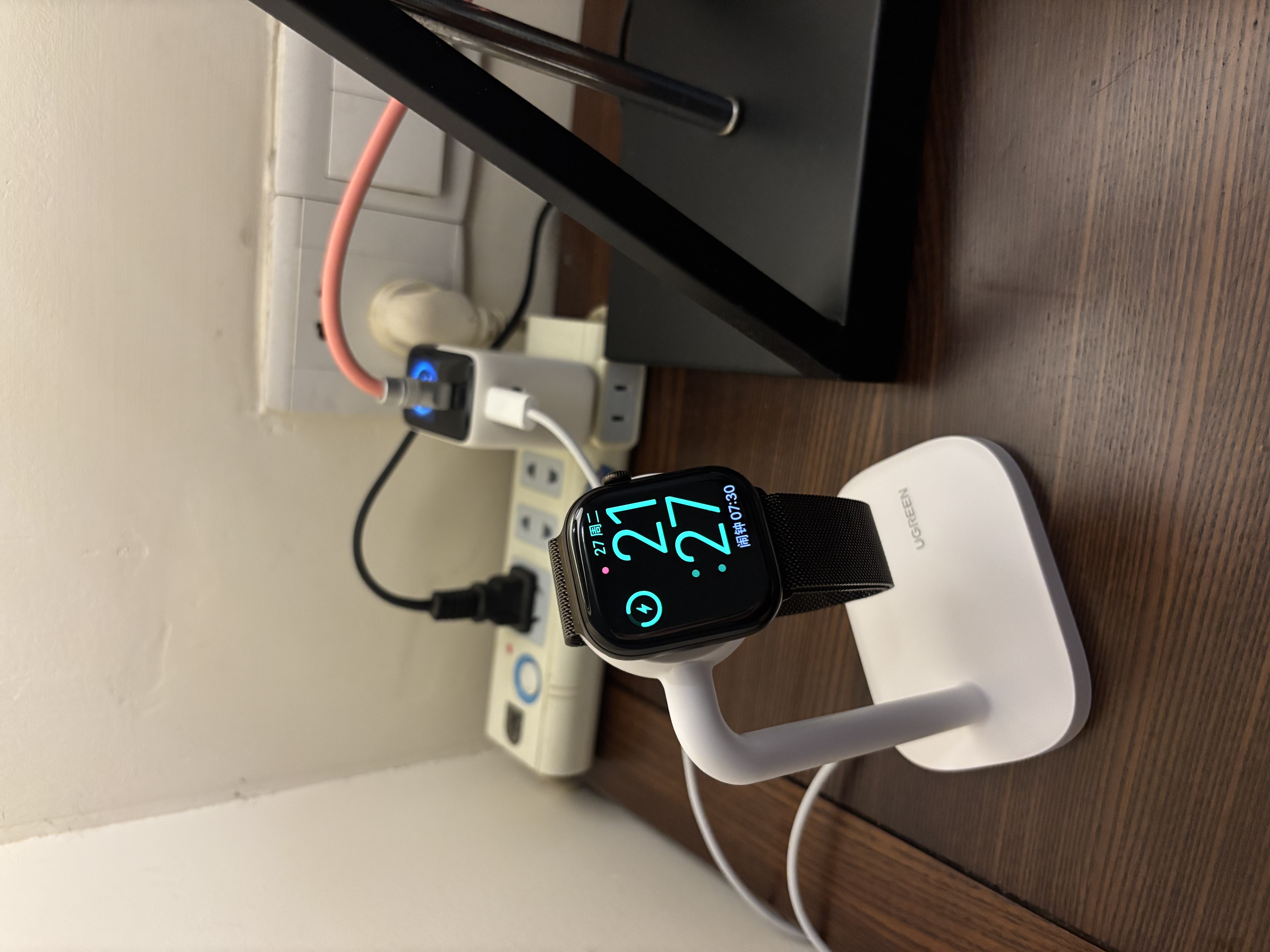 绿联手表充电支架iwatch充电器支架通用苹果全系列apple watch3/4/5/6/7/8/S9/S10/S12桌面无线充底座 实拍图