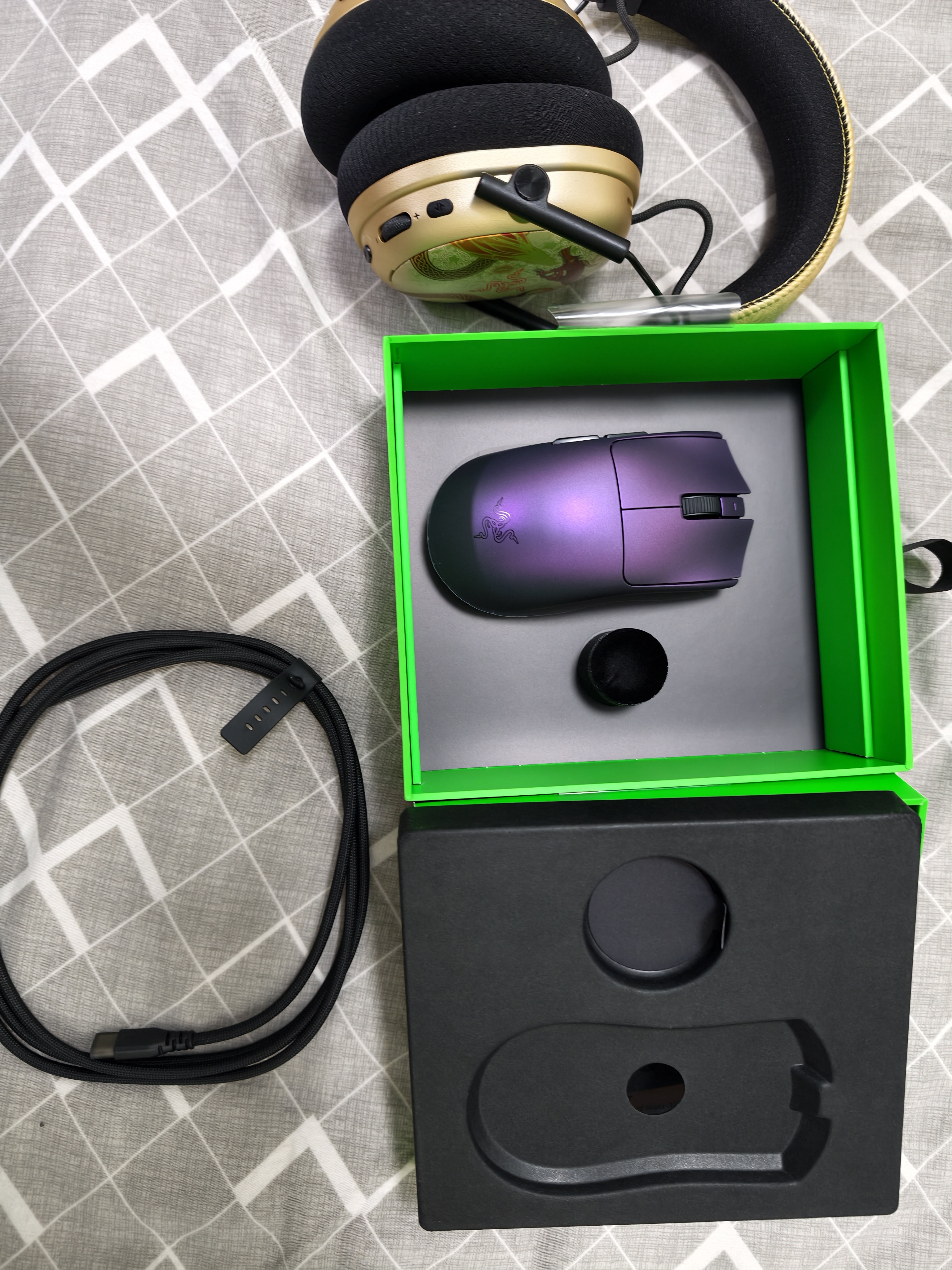雷蛇（Razer）毒蝰V4pro专业版无线鼠标 52g轻量化 50k光学传感 无线8K 电竞游戏鼠标 帝王紫【新品双重好礼】 实拍图