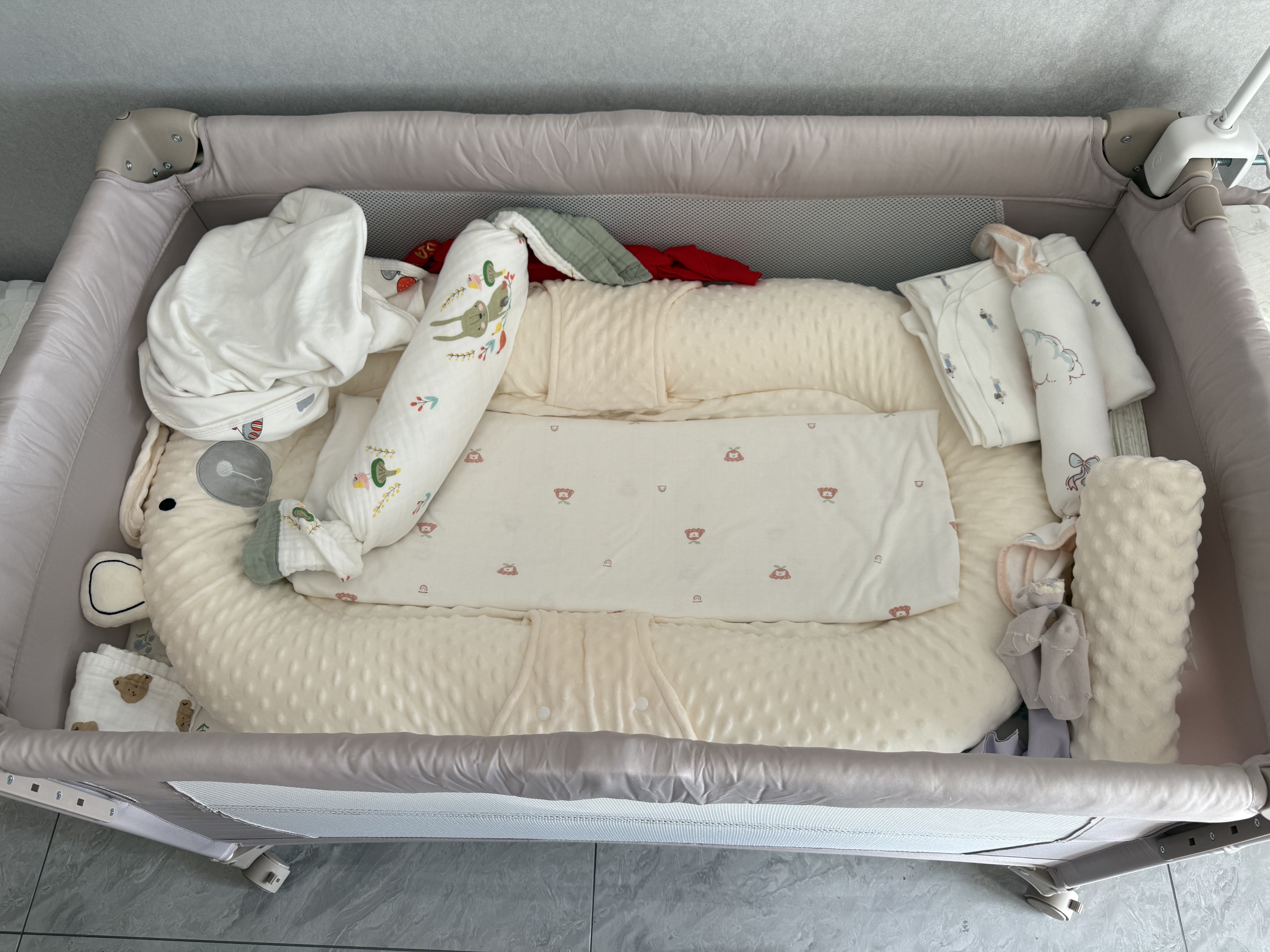 优乐博（ULOP）婴儿床可折叠可移动0-3岁宝宝床多功能婴儿床可升降婴儿拼接床 尿布台婴儿床二合一摇篮摇摇床 一键折叠床豪华款 婴儿用品实用新生儿见面礼物便携折叠婴儿床 实拍图