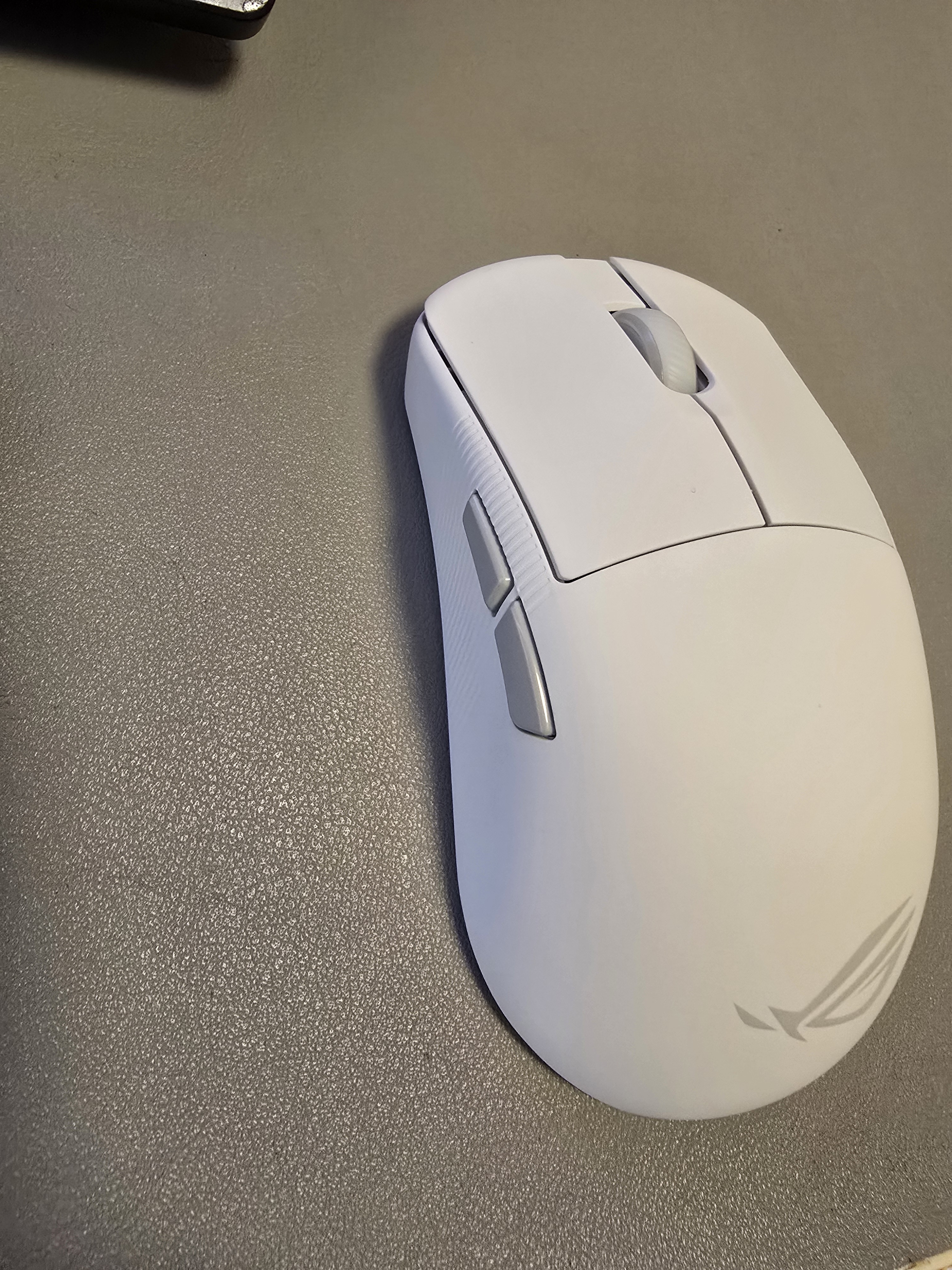 ROG龙鳞Ace Mini 有线蓝牙无线三模电竞游戏鼠标 无畏契约/瓦罗兰特/CS GO  轻量化 月耀白 实拍图