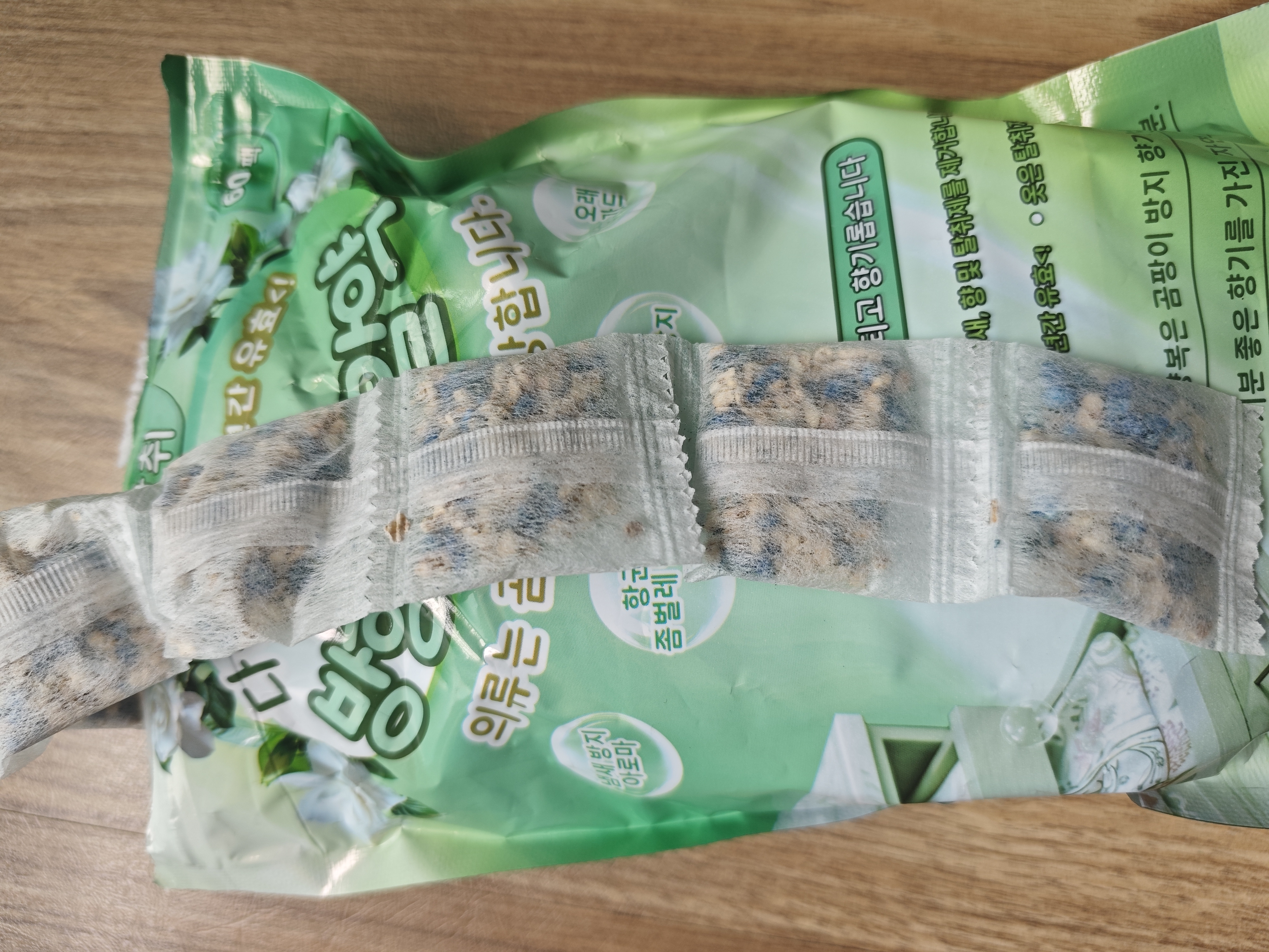 POEMOON栀子香樟脑丸衣柜衣物防霉防虫驱虫防潮驱虫防蛀温和除味安全无毒 防蛀除霉消毒-栀子花香*1袋 多袋多惠【单袋1.4g/60小包】 实拍图