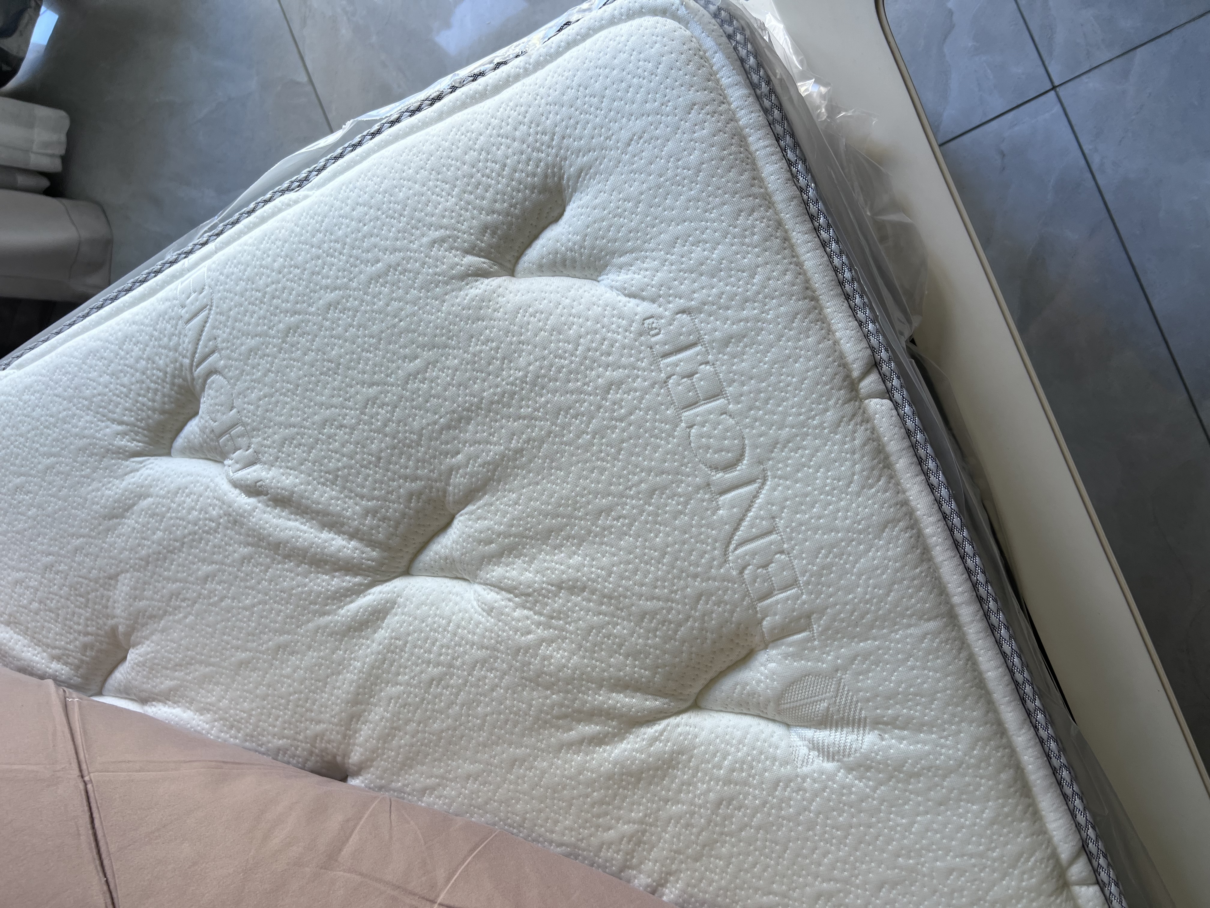 喜临门白骑士床垫加厚进口乳胶护脊黄麻 独袋弹簧家用 白骑士plus床垫+深睡波浪枕(一对) 1.8*2米 实拍图