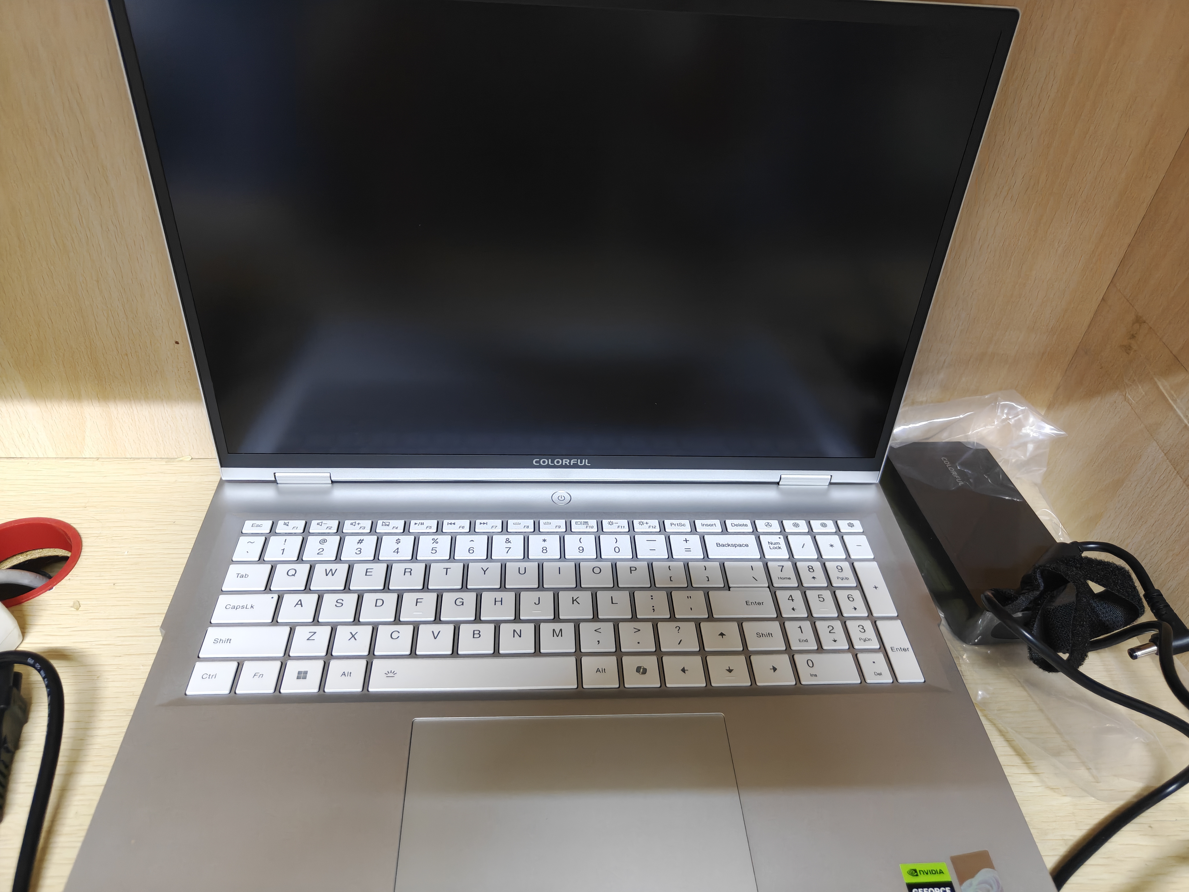 七彩虹将星X16 Pro 2026款16英寸大屏游戏笔记本电脑（i5-14450HX/RTX5070/16G/1TB 白）定制升级 实拍图