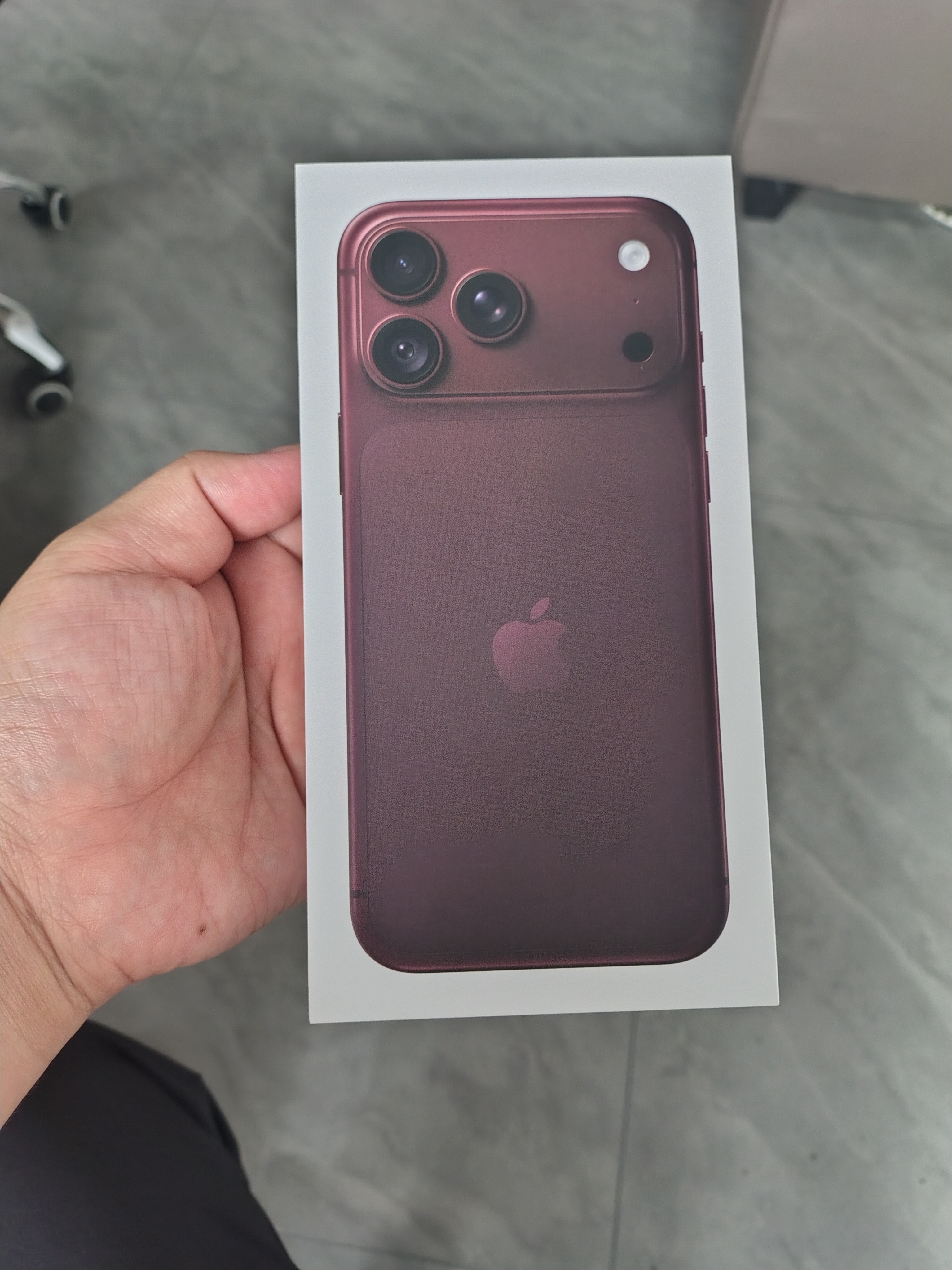 Apple/苹果【即刻领券 需签收激活】iPhone 18 Pro Max 1TB 勃艮第酒红色 手机 实拍图