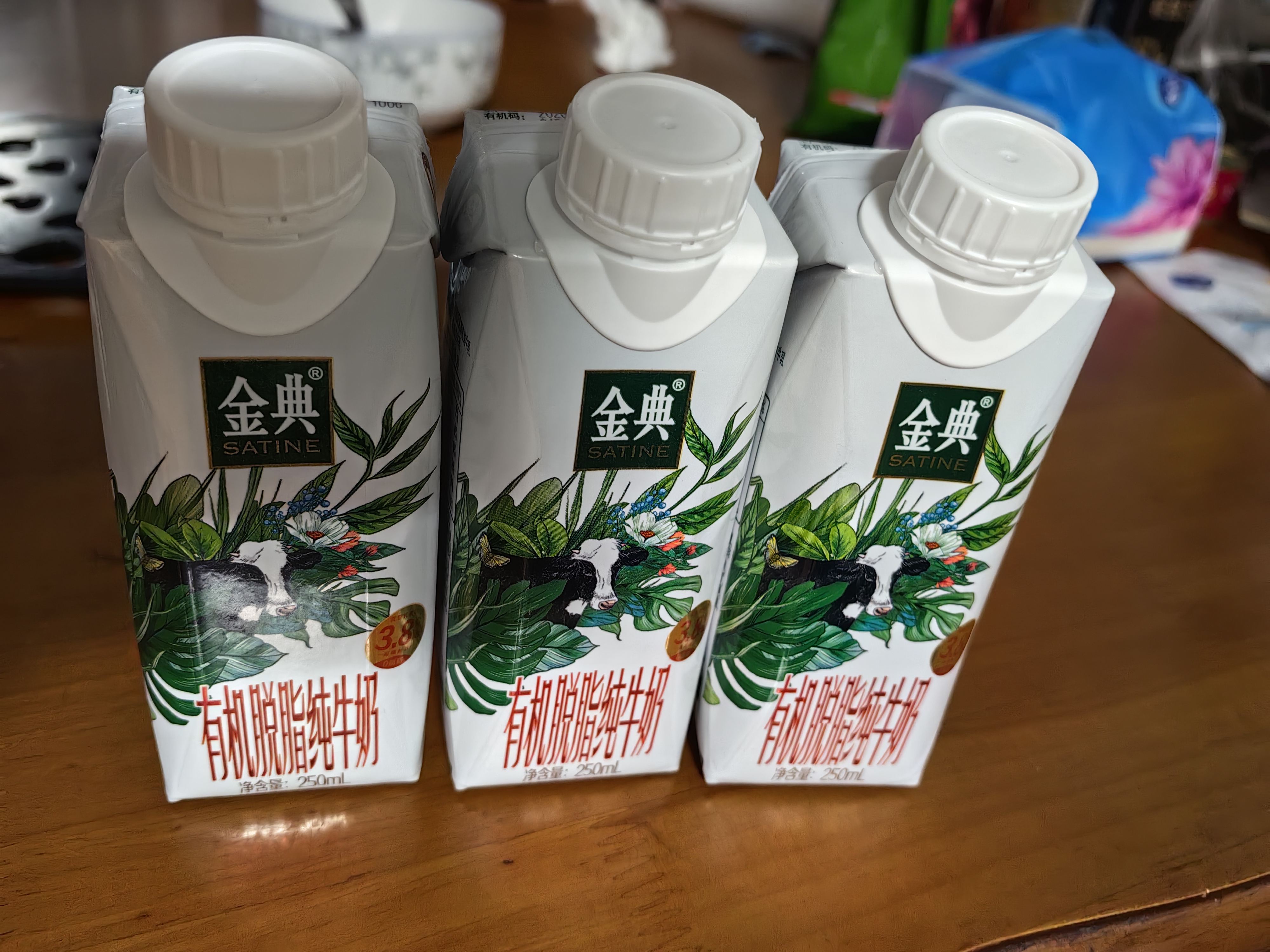 伊利金典3.8g乳蛋白有机脱脂纯牛奶250ml*10盒 0脂肪 礼盒装 实拍图