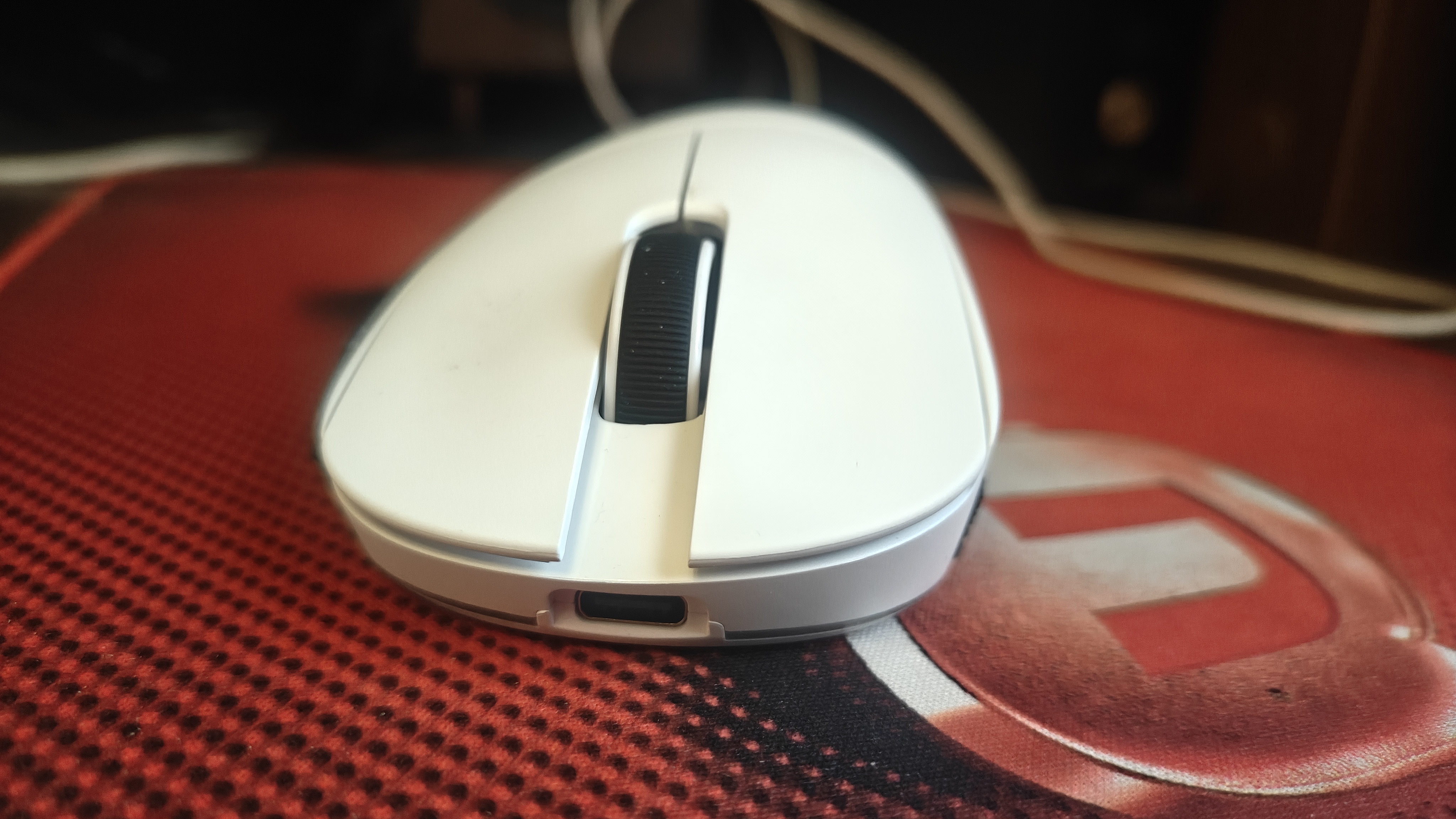 联想（Lenovo）GM11WR无线蓝牙三模鼠标 游戏电竞可充电鼠标RGB灯效 便捷笔记本办公电脑鼠标 极光系列右手型白色 实拍图