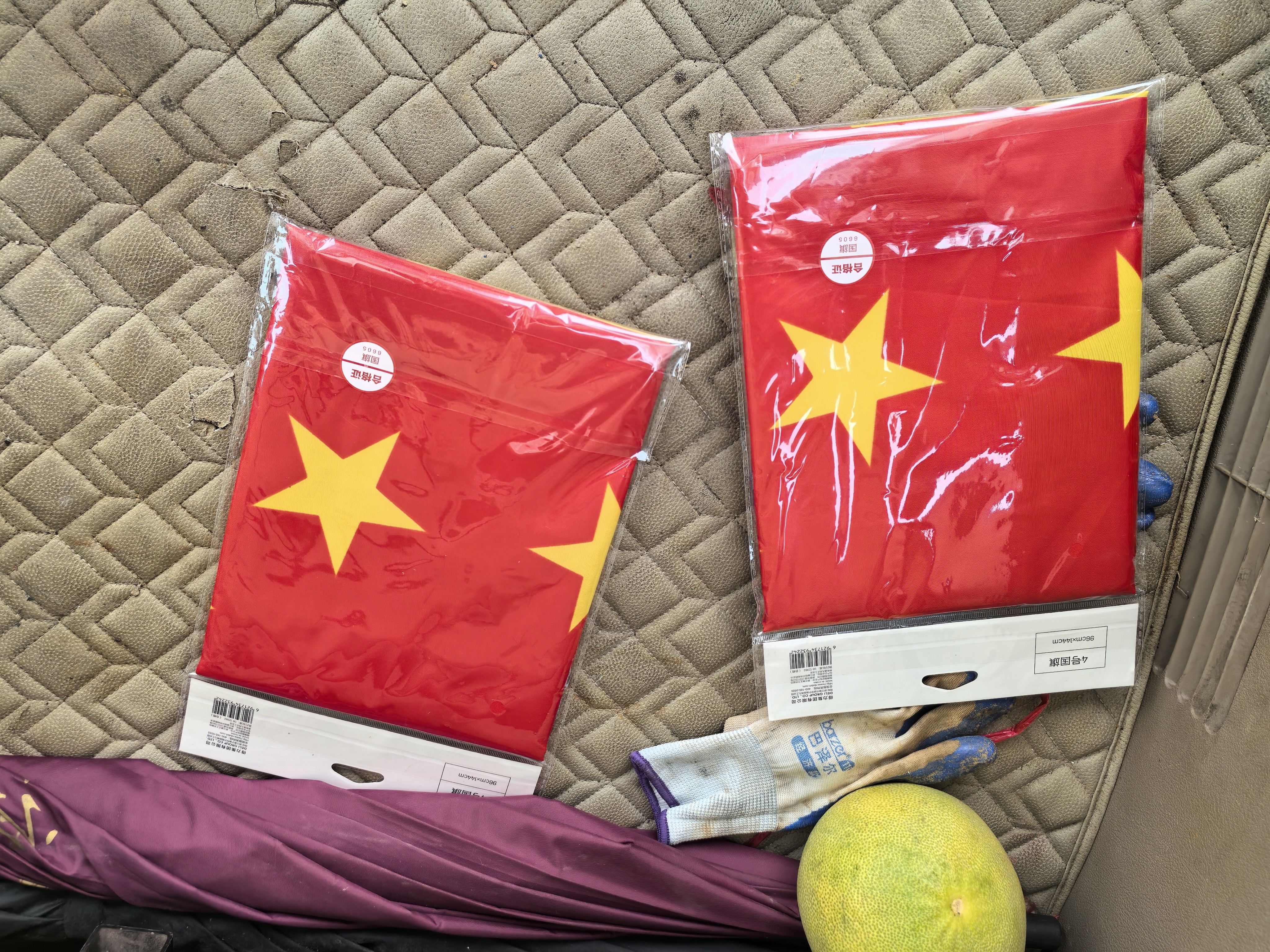 得力（deli）【超级爆款】4号国旗/五星红旗(96*144cm) 学校户外门口店铺商场室外马路灯道国旗户外挂旗国庆节 实拍图