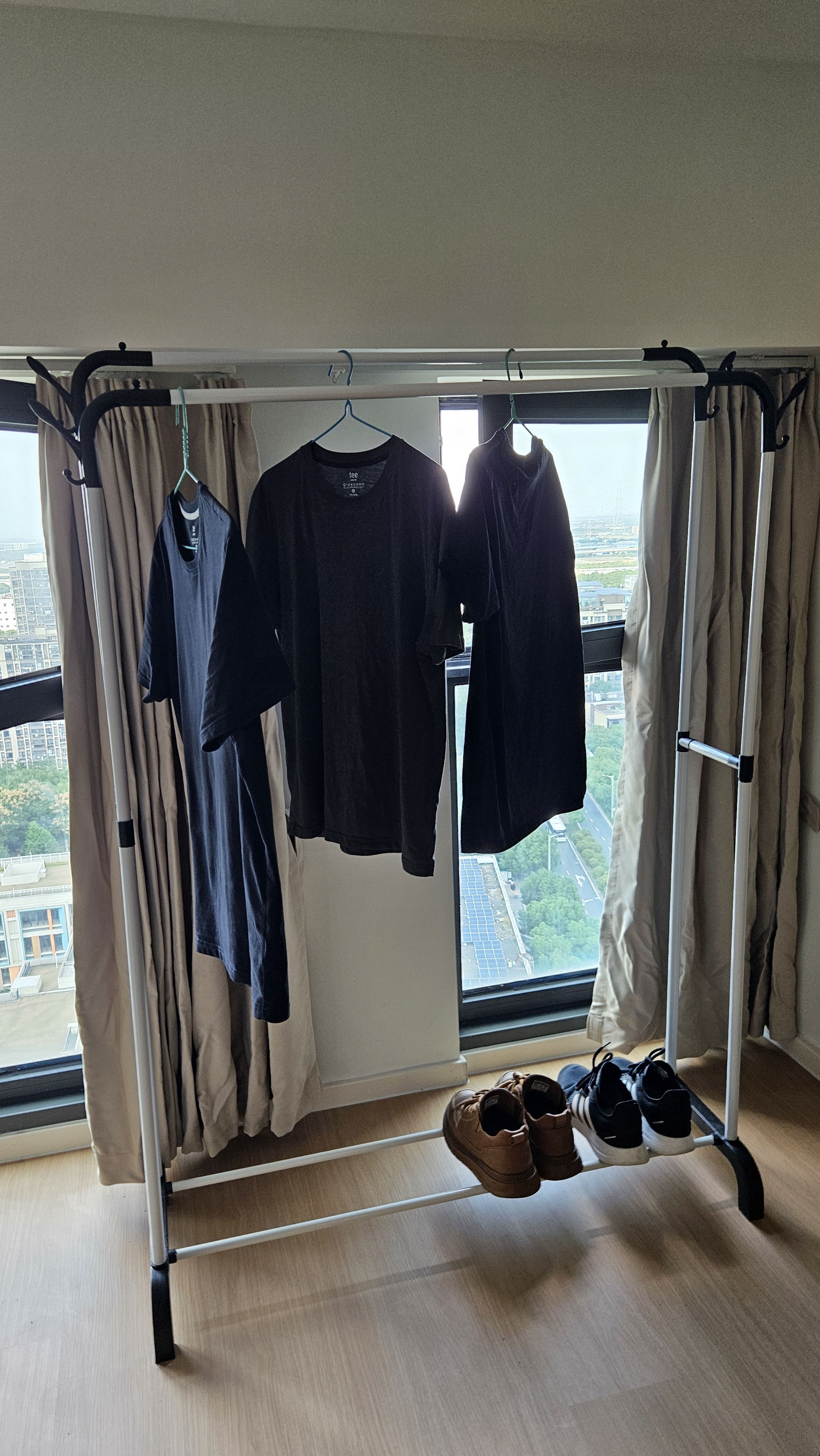 衣架落地卧室家用双杆晾衣架挂衣架子室内衣服衣帽架加粗阳台衣杆 110cm白【双杆+置物架】; 实拍图