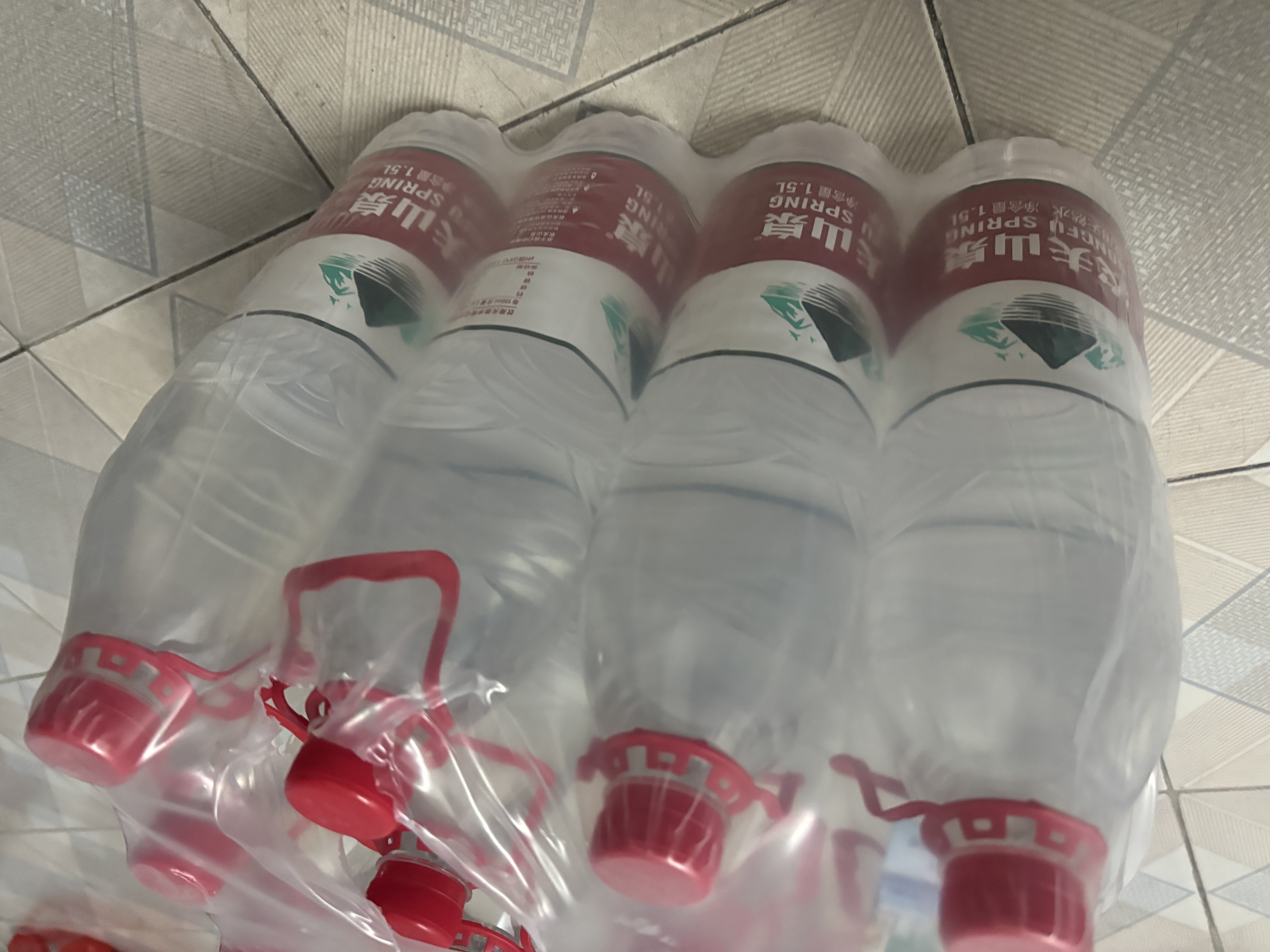 农夫山泉 饮用水 饮用天然水1.5L 1*12瓶  整箱装 塑膜随机发货 实拍图
