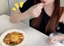美丽雅  一次性手套食品用升级加厚200只 盒装抽取pe手套厨房餐饮家务 实拍图