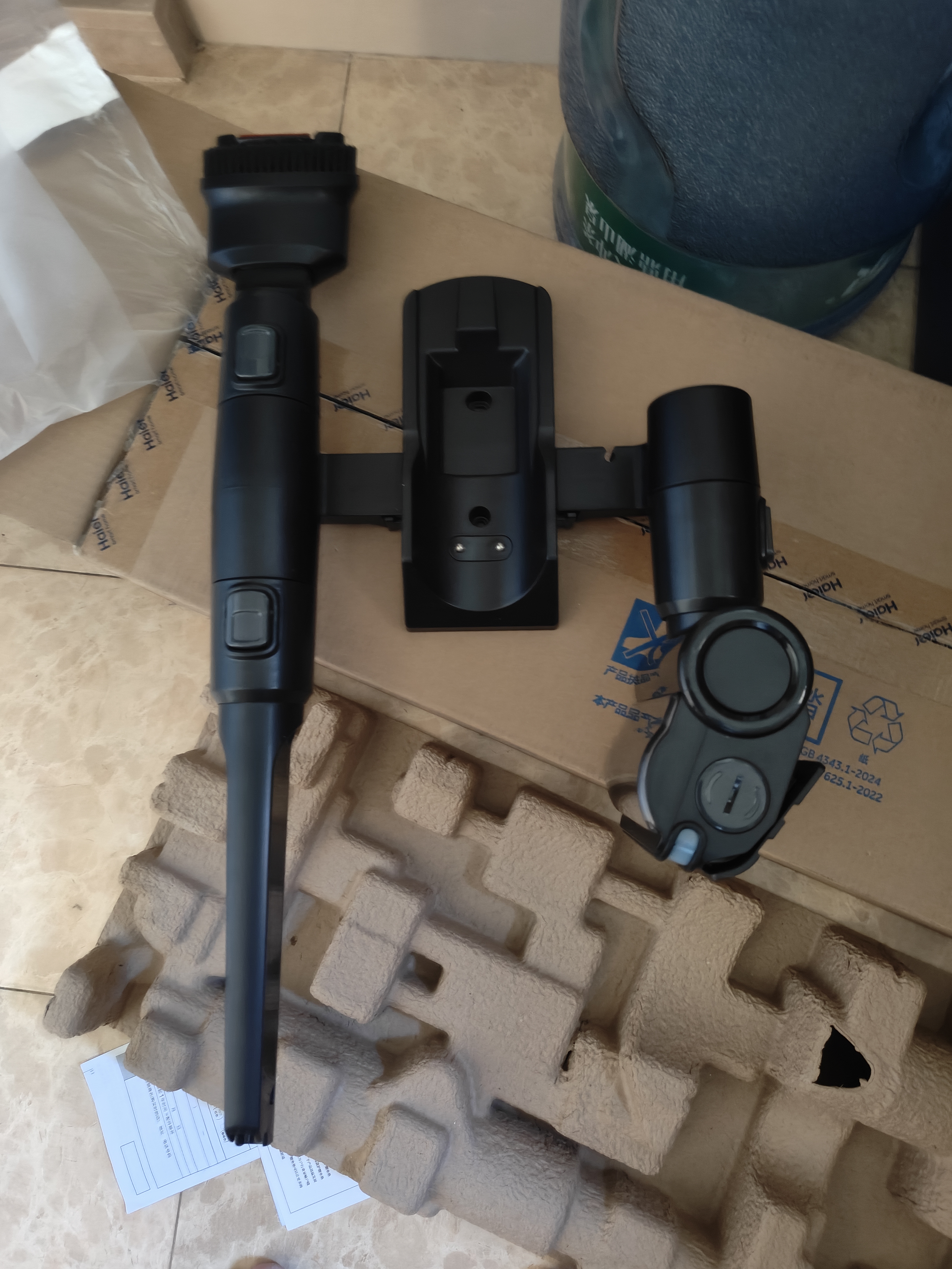 海尔（Haier）无线长续航强吸力吸尘器LED智能屏显真空绿光显尘吸尘除螨防缠绕家用手持大吸力可壁挂HSC-S601D 实拍图