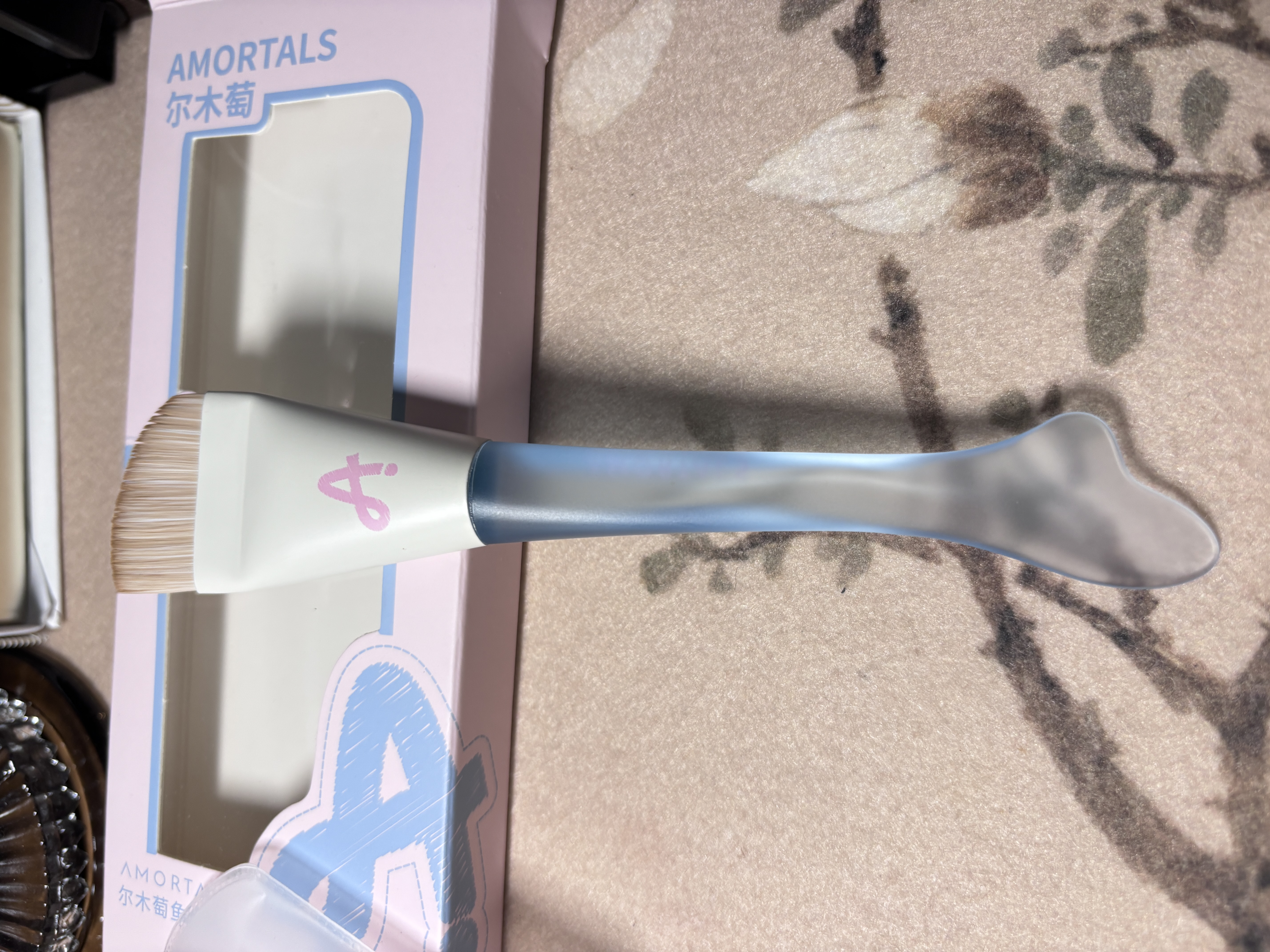 尔木萄（AMORTALS）鱼尾薄弧粉底刷化妆刷面膜刷遮瑕刷粉底刷子泥膜刷1支节日礼物 实拍图