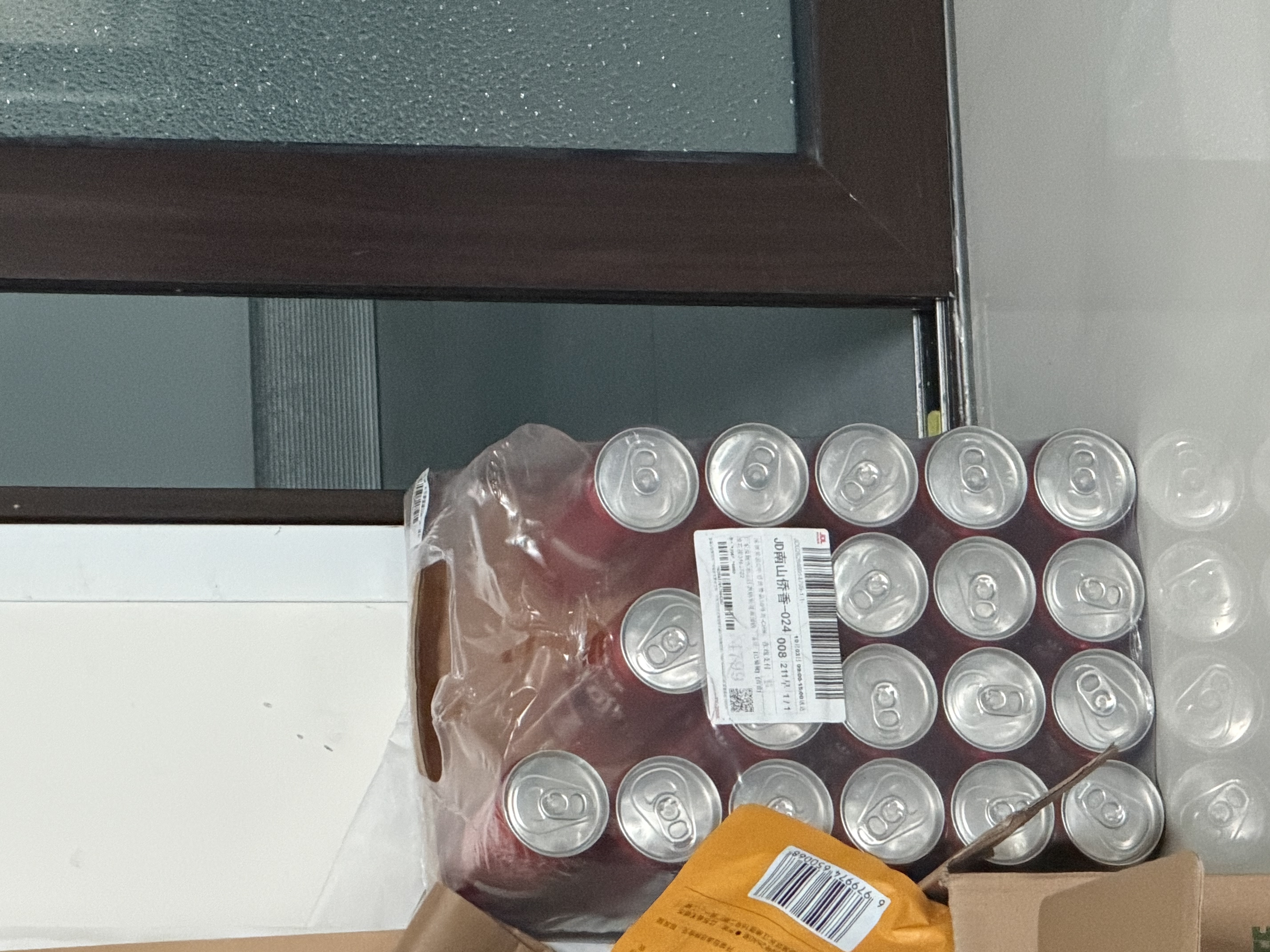可口可乐（Coca-Cola）经典口味 汽水饮料 碳酸饮料 330ml*24摩登/主题罐 随机发货 实拍图