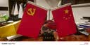 红旗摆件家用客厅装饰品办公室国旗党旗办公桌会议室五星红旗摆件 黑底大号旗帜（毛爷爷天天向上）高约38cm 实拍图