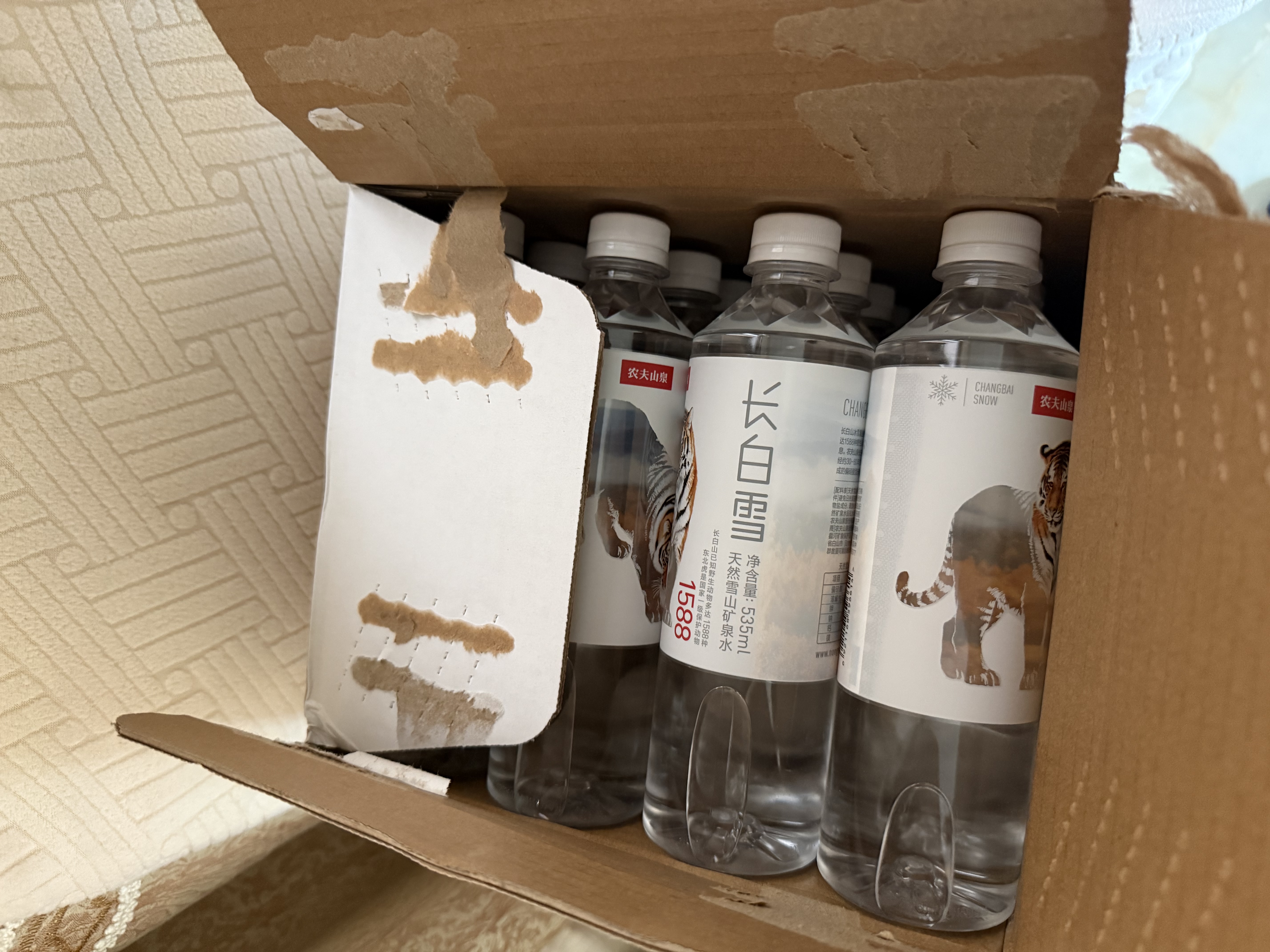 农夫山泉长白山天然矿泉水饮用水长白雪 535ml*24瓶 整箱装 实拍图