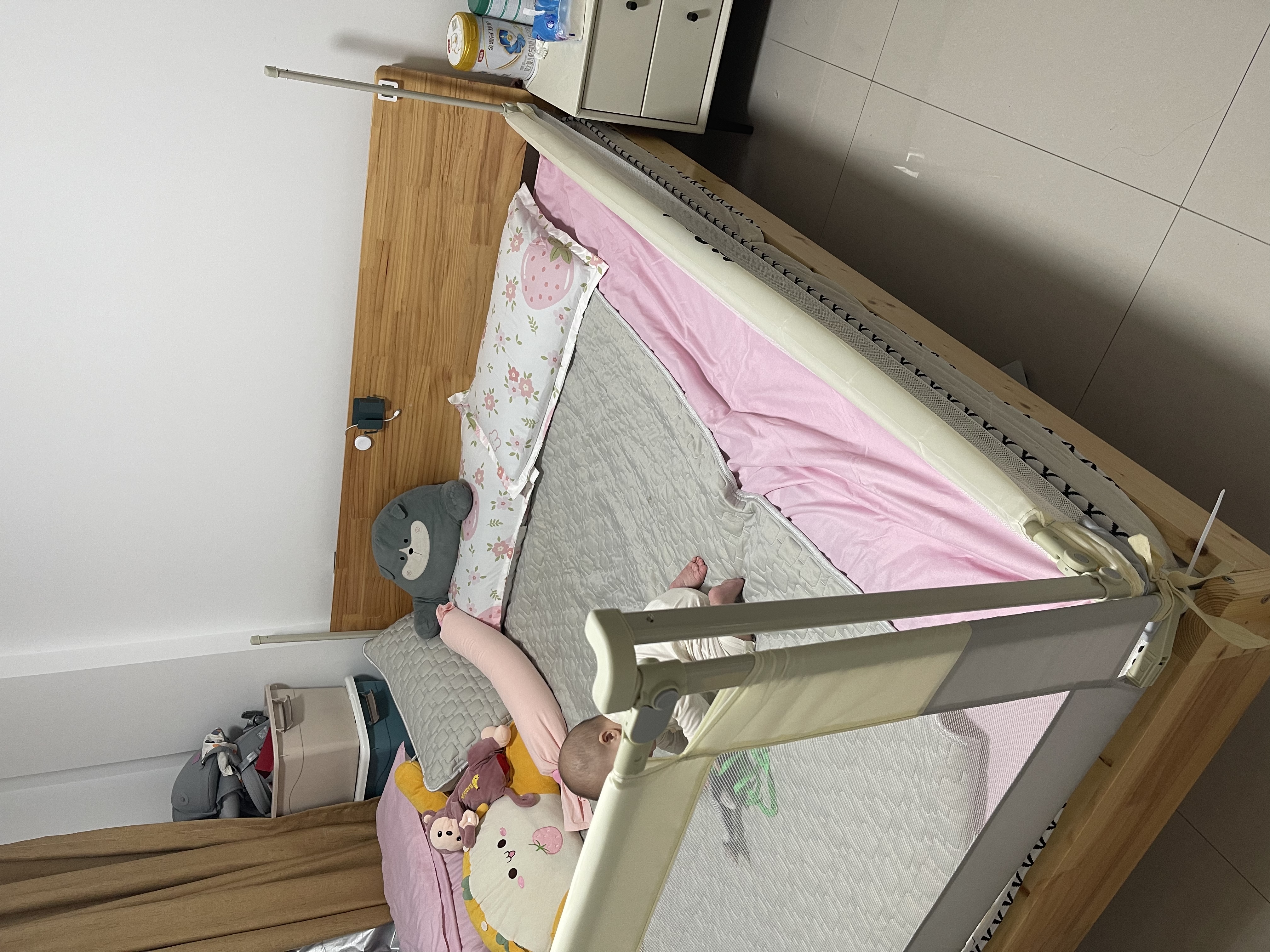 AOTGSSE爱蒂逊三面床围栏婴儿童床挡板床上防摔床围挡安全护栏床边床护栏 拼接色奶油白 三面装 【更安全】 1.8米床【1.8+2.0+2.0】稳固无缝 实拍图