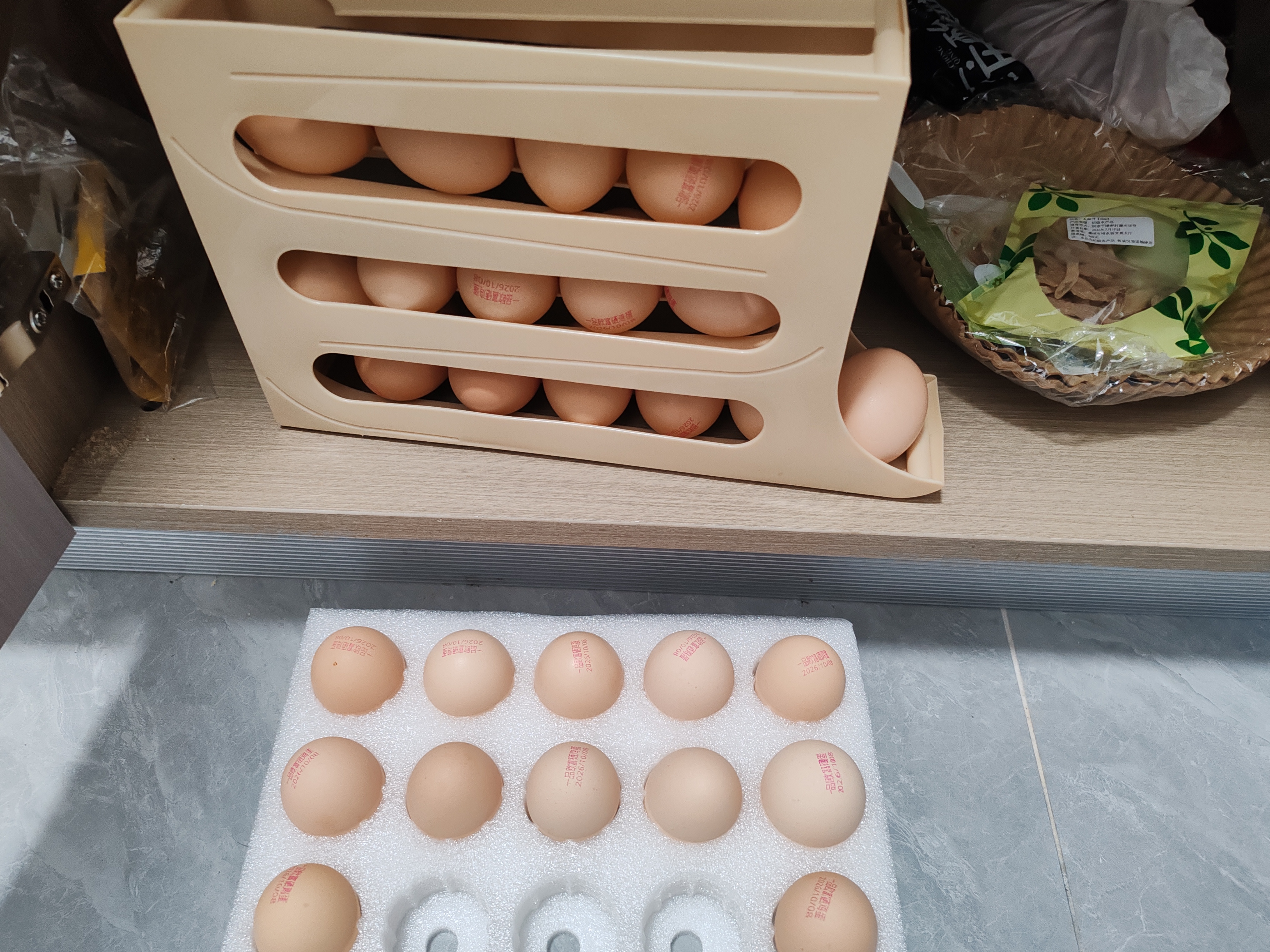 鸡蛋收纳盒冰箱用侧门收纳架鸡蛋托架自动滚蛋鸡蛋盒储存盒保鲜盒 奶黄色【单个装】 实拍图