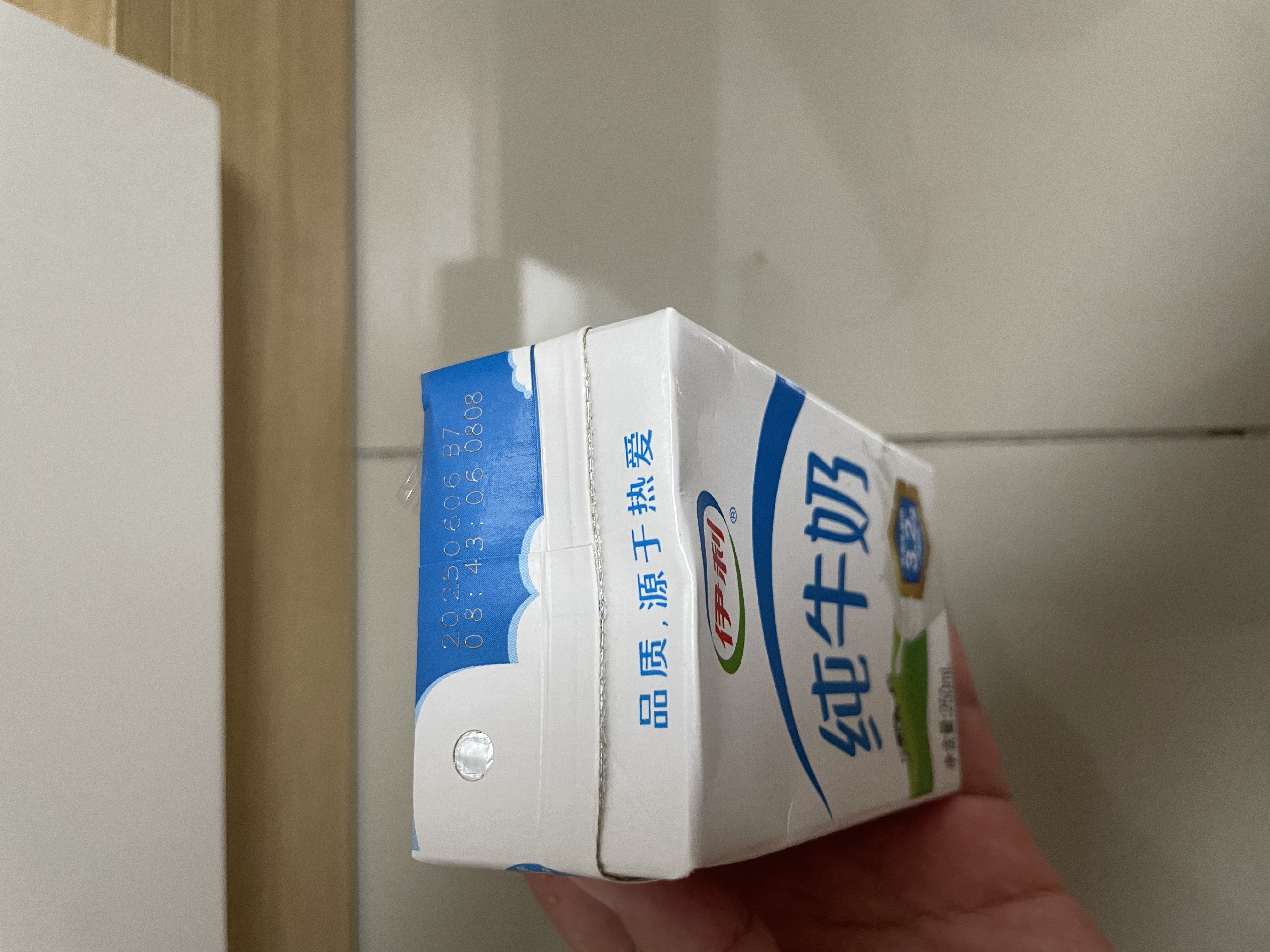 伊利全脂纯牛奶 250ml*18盒 每100ml含3.3g蛋白质 礼盒装 实拍图