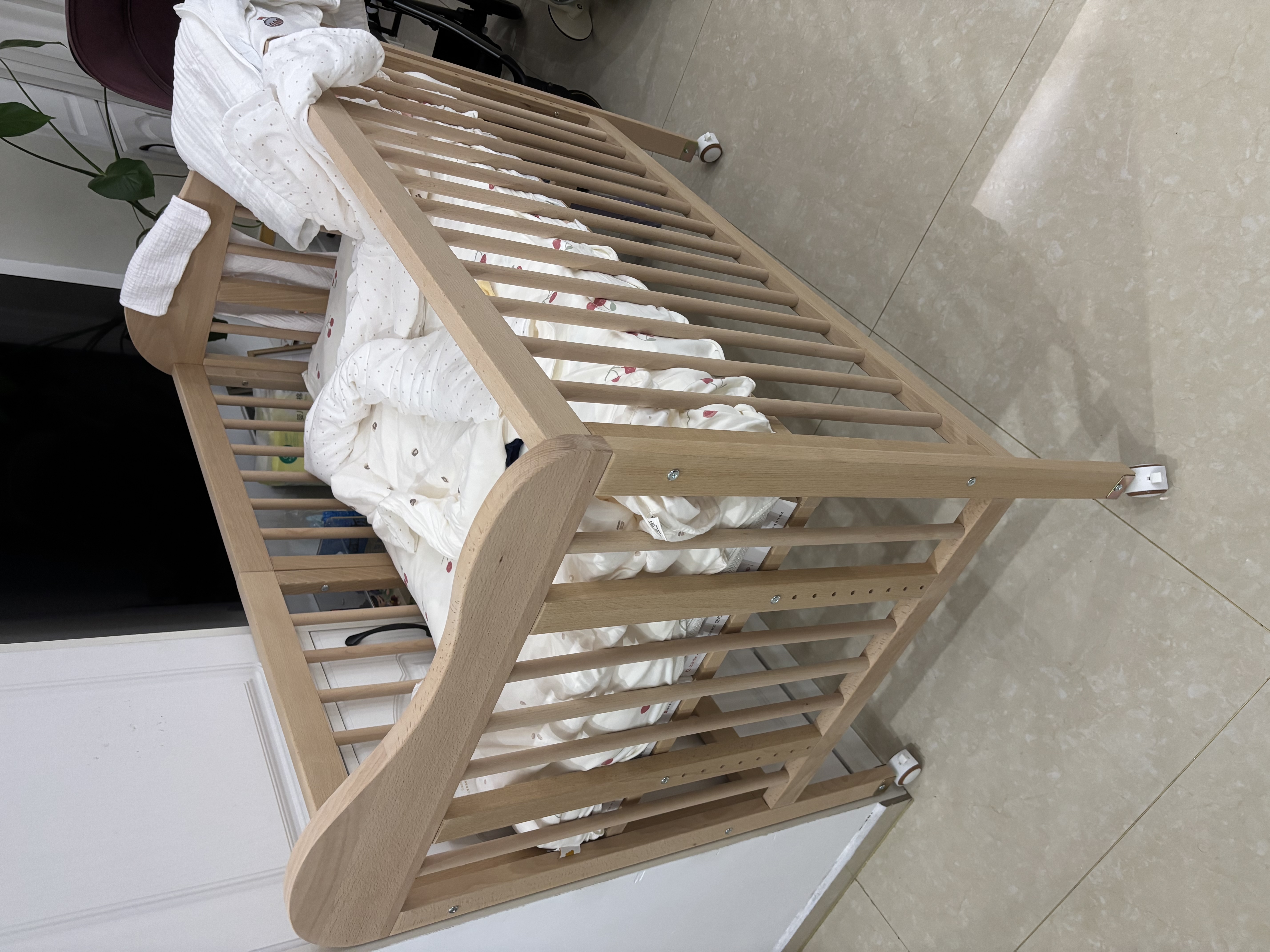 优乐博（ULOP）实木婴儿床榉木拼接床大人可睡无缝连接可调节高度加宽床边床 多功能可移动儿童拼接床无甲醛0-6岁婴幼儿宝宝床 0-12岁+9档高度+送空气纤维床垫【110*60*6CM】 实拍图