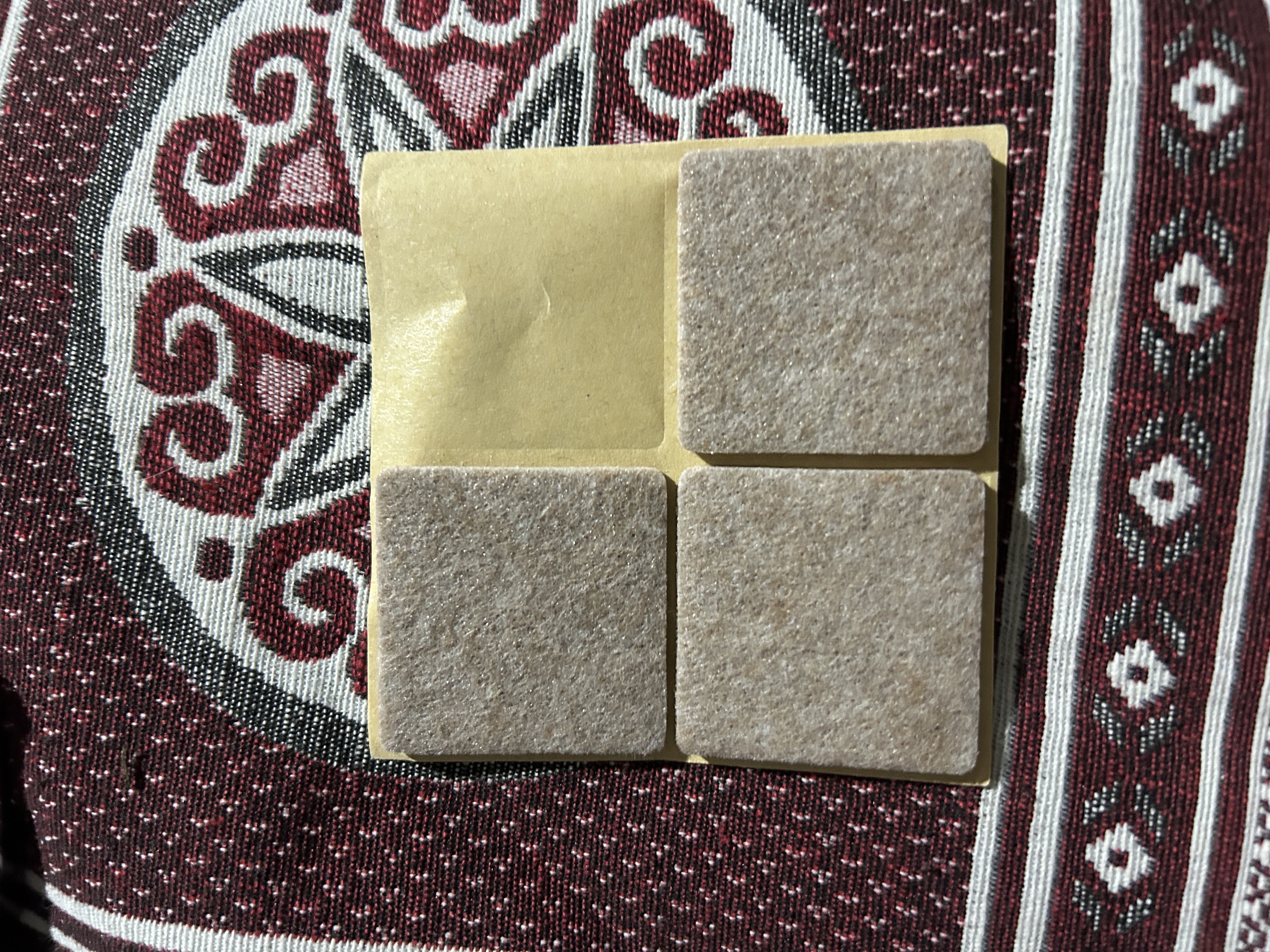 得力（deli）胶带垫桌椅脚垫 毛毡自粘防滑保护垫 多功能家居降噪耐磨防刮 方形8片装(4cm*4cm*4mm) 30486 实拍图