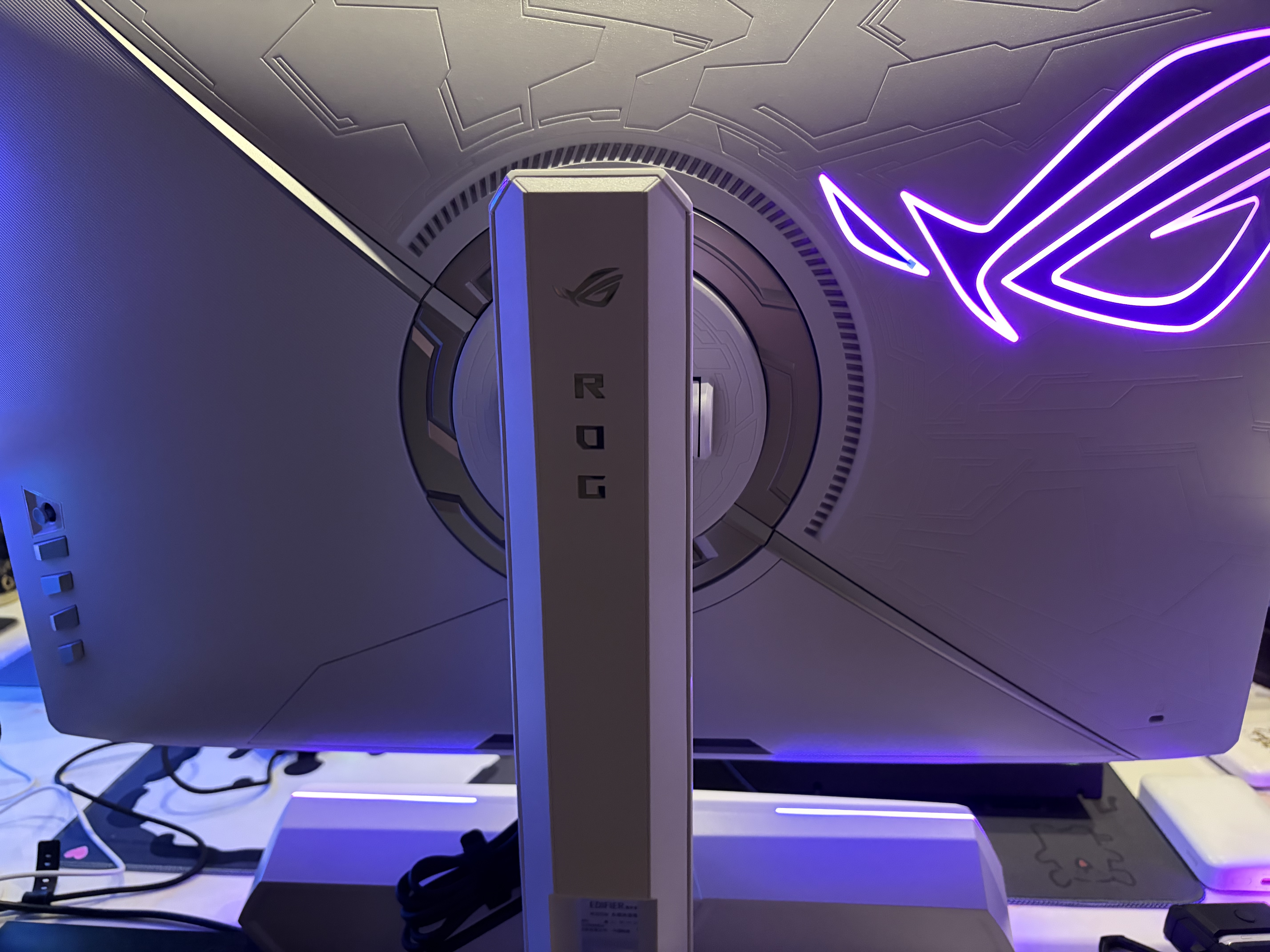 华硕ROG XG27ACMEG-W 27英寸显示器2K电竞显示器2K 240Hz超频260Hz HDR400 G-Sync 0.3ms响应 HDMI 2.1 实拍图