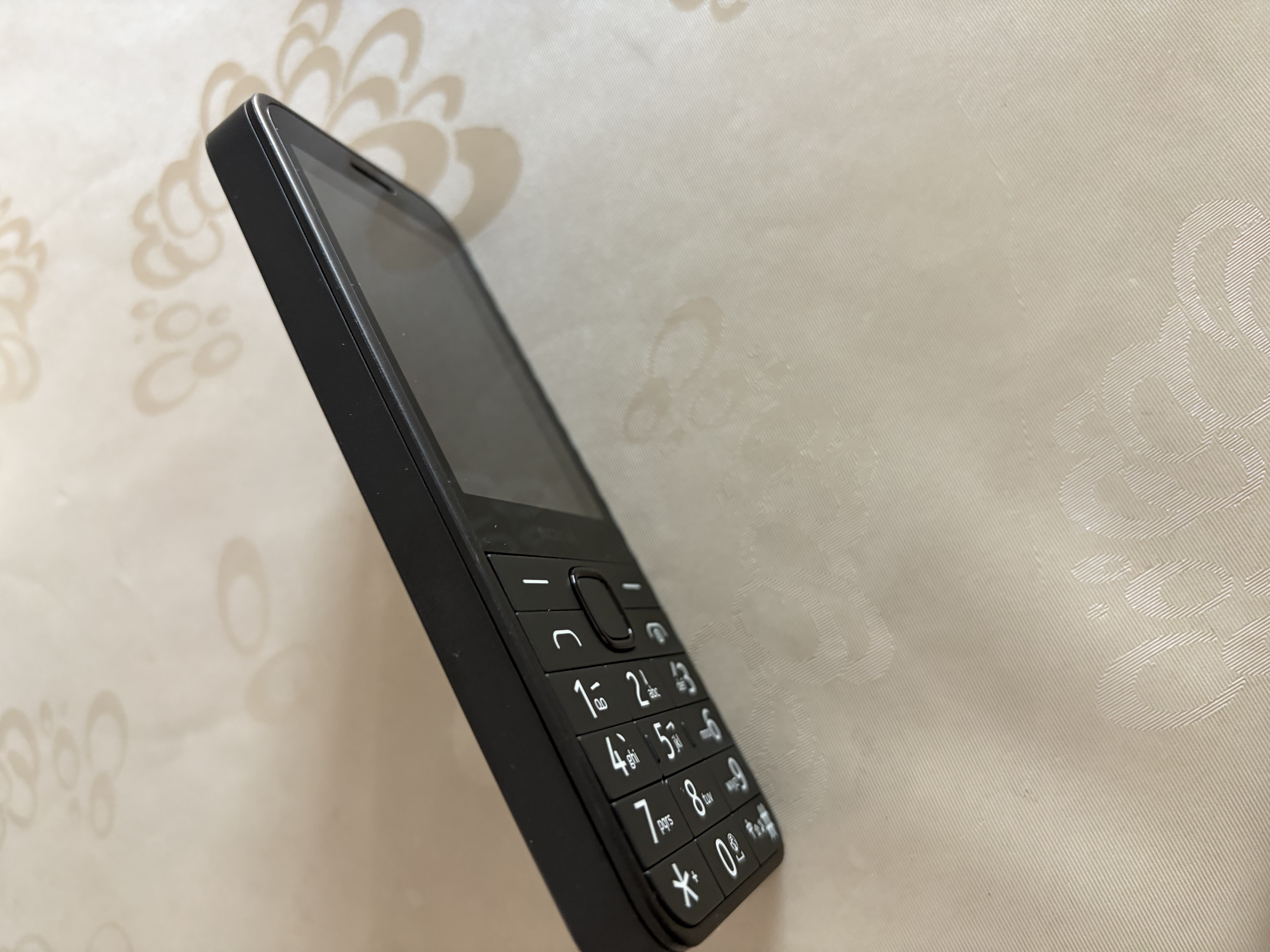 诺基亚（NOKIA）220 4G 移动联通电信全网通 2.8英寸双卡双待 直板按键手机 老人老年手机 学生手机 黑色 实拍图