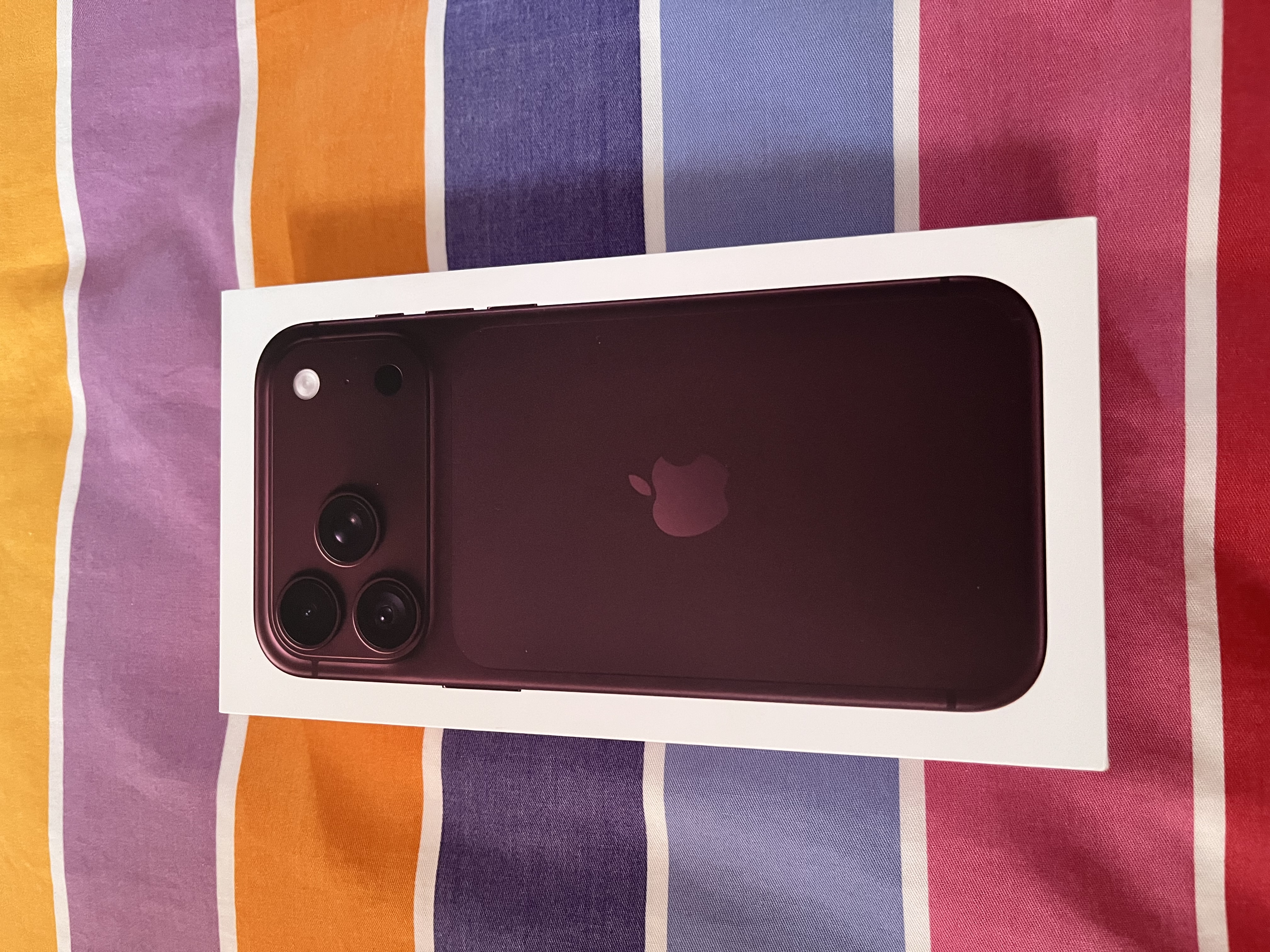 Apple/苹果【即刻领券 需签收激活】iPhone 18 Pro Max 256GB 勃艮第酒红色 手机 实拍图