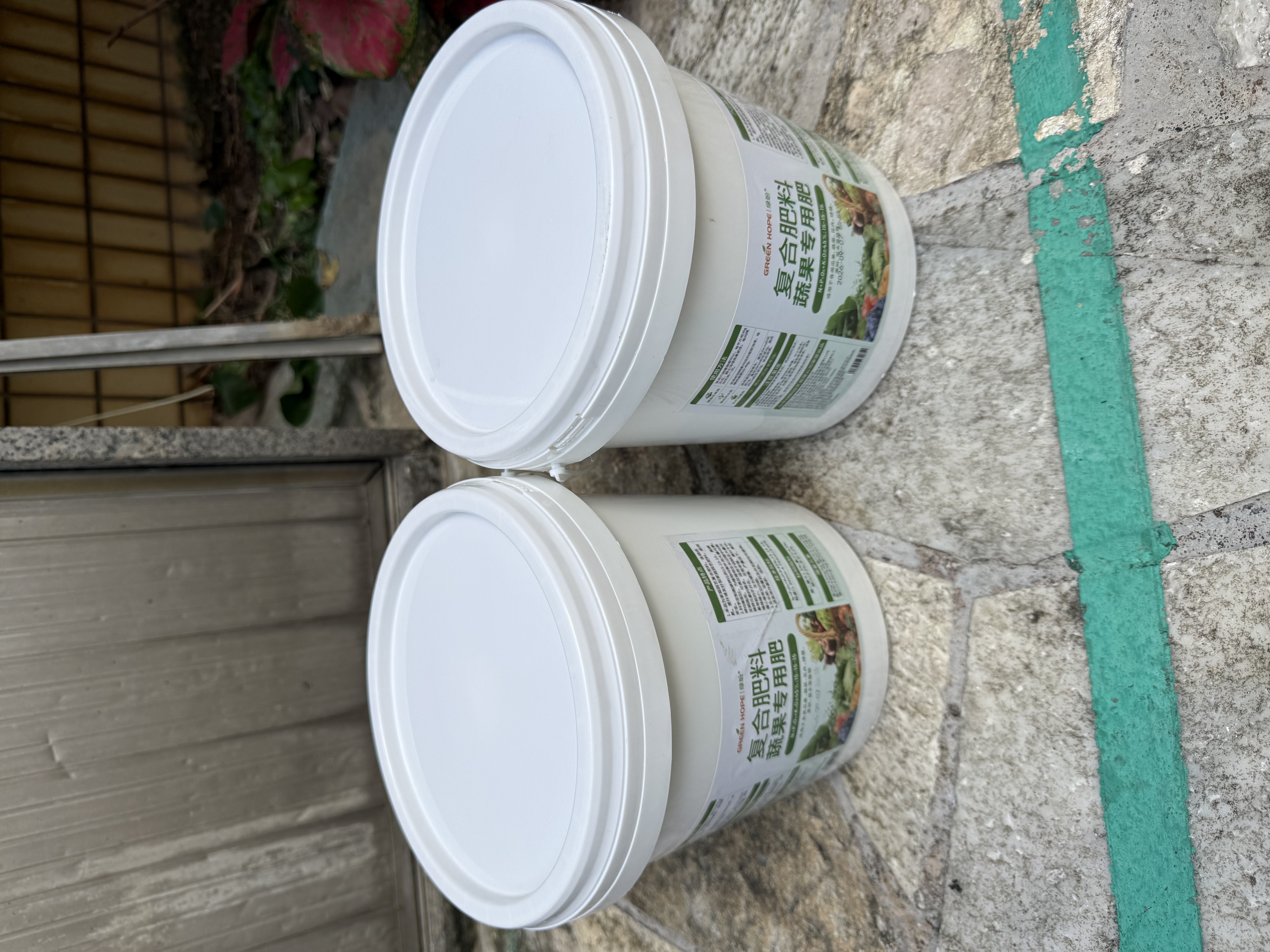 绿盼 复合肥料氮磷钾三元家庭装化肥蔬菜种菜瓜果树花卉通用型2500g 实拍图