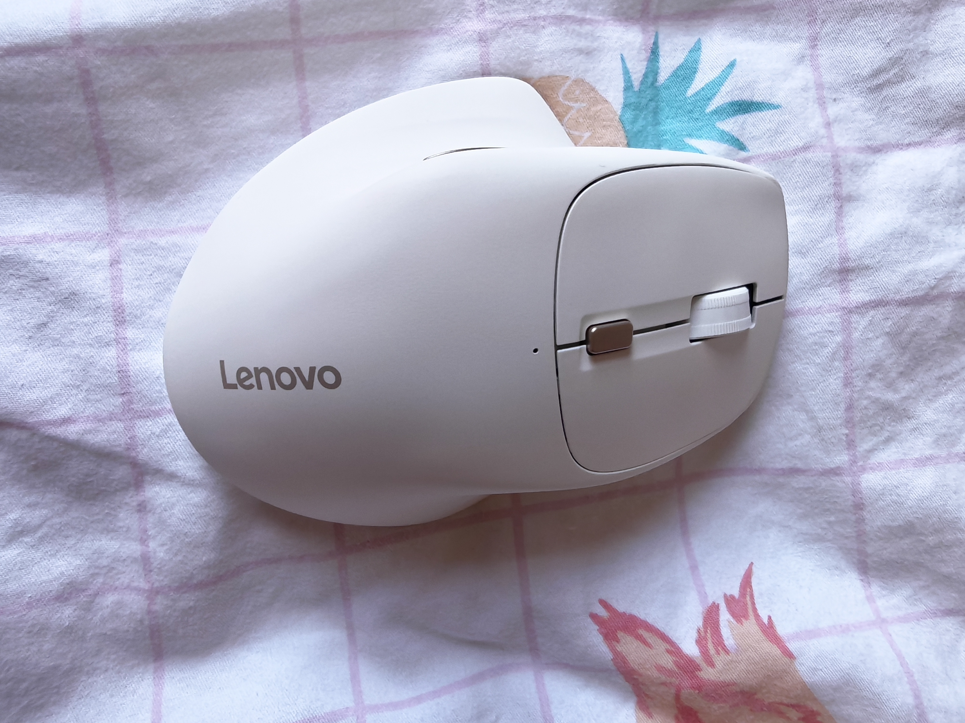 联想（Lenovo）无线蓝牙双模鼠标M500Pro 可充电 人体工学设计右手鼠标大手鼠标商务办公鼠标 笔记本平板鼠标 白 实拍图