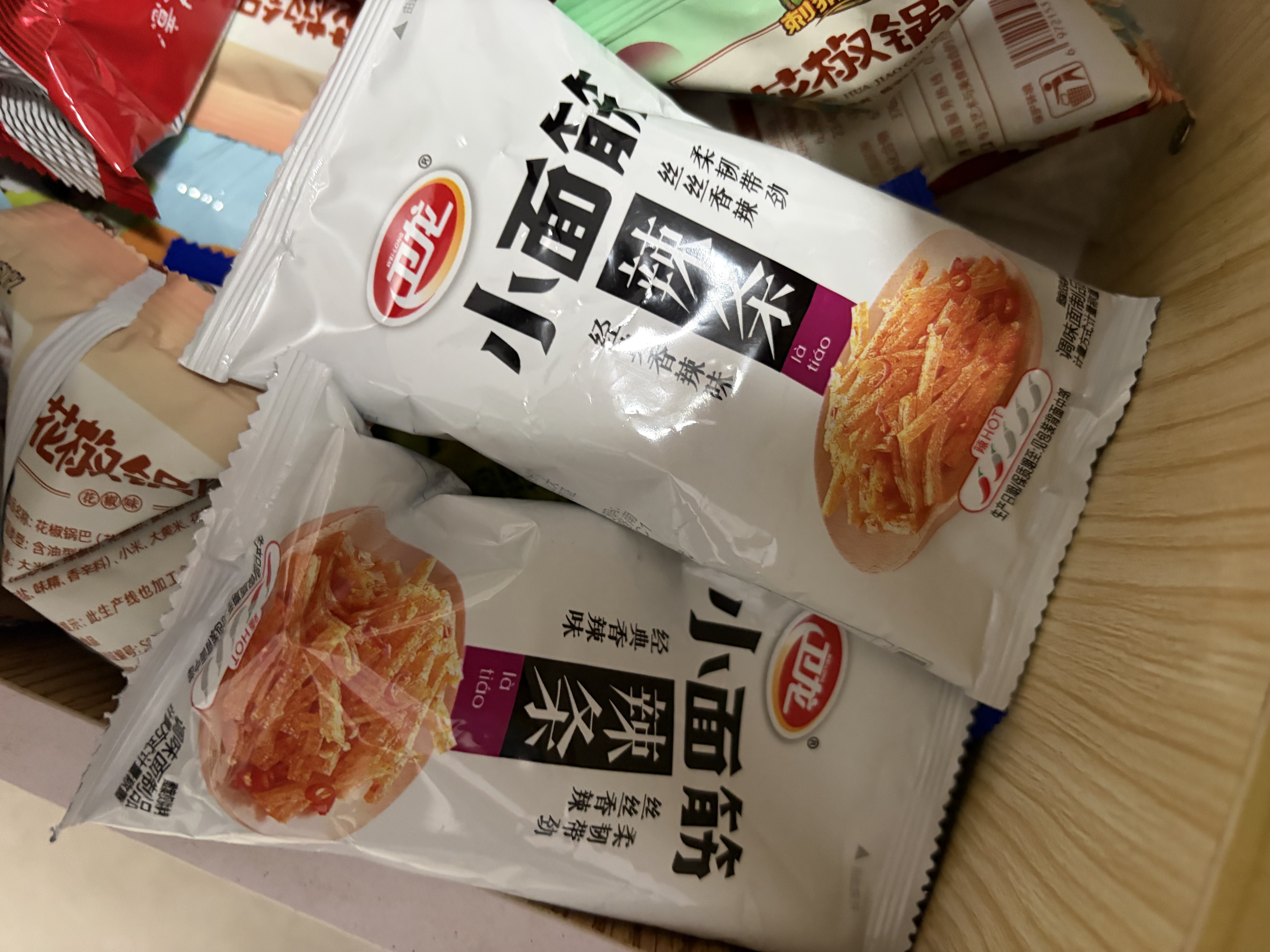 卫龙小面筋辣条 香辣味休闲小零食怀旧童年 282g（约13包 ） 实拍图