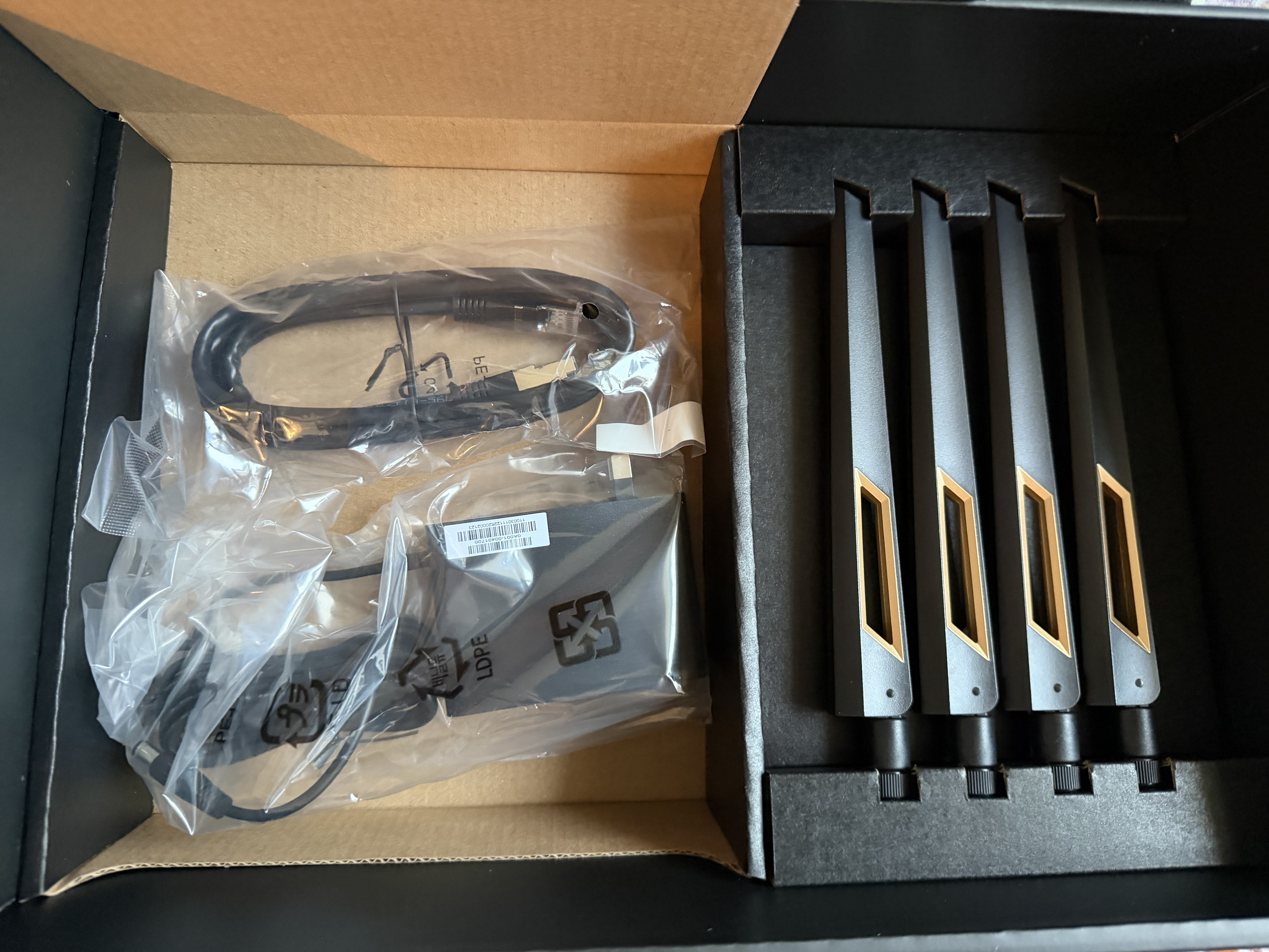 华硕（ASUS）RT-BE88U WiFi7路由器 家用无线千兆电竞路由双万兆口全屋WiFi7信号增强放大器 Aimesh随心组网 实拍图