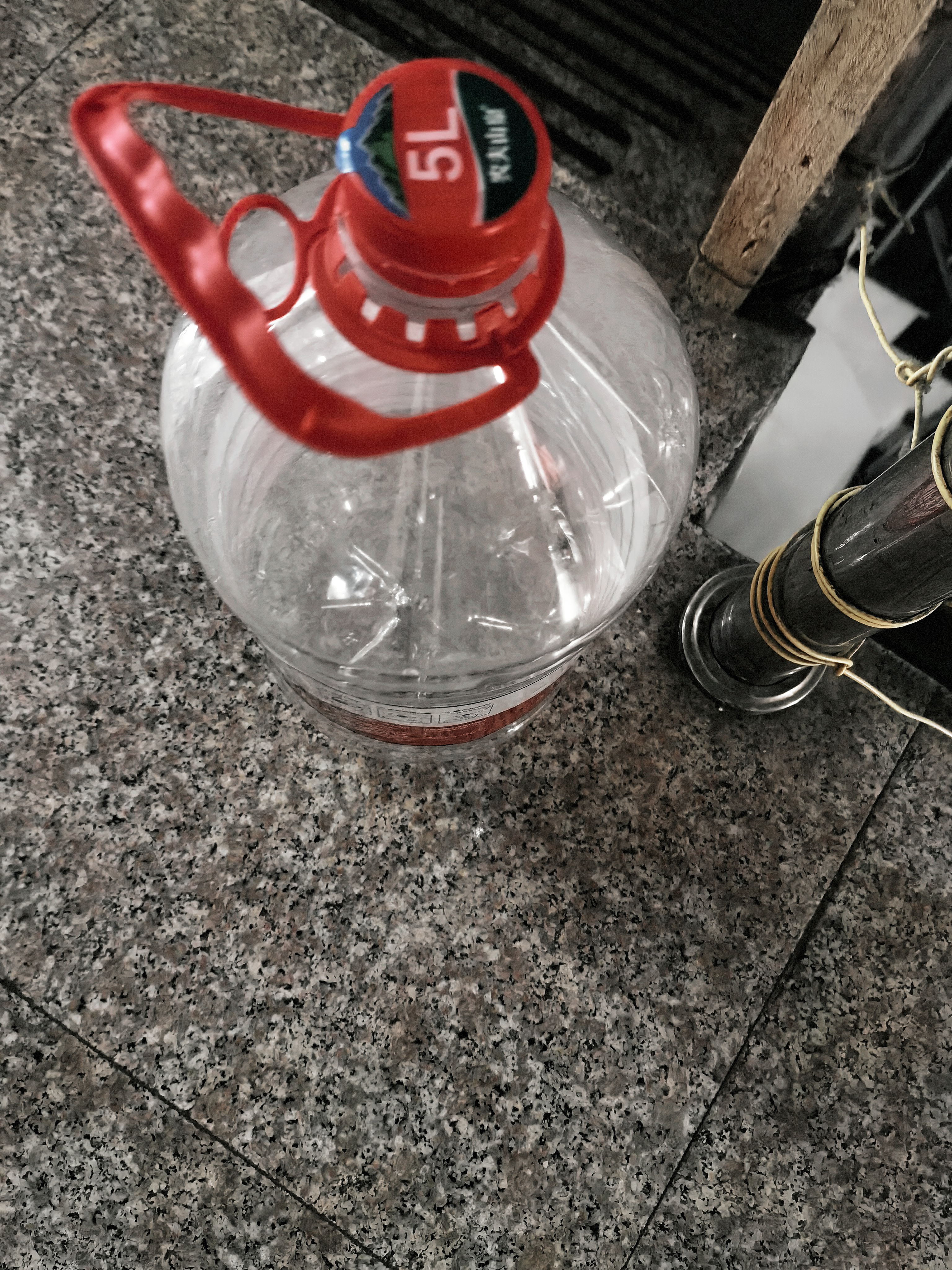 农夫山泉饮用水 饮用天然水5L*4桶 整箱装 桶装水塑膜随机包装 实拍图