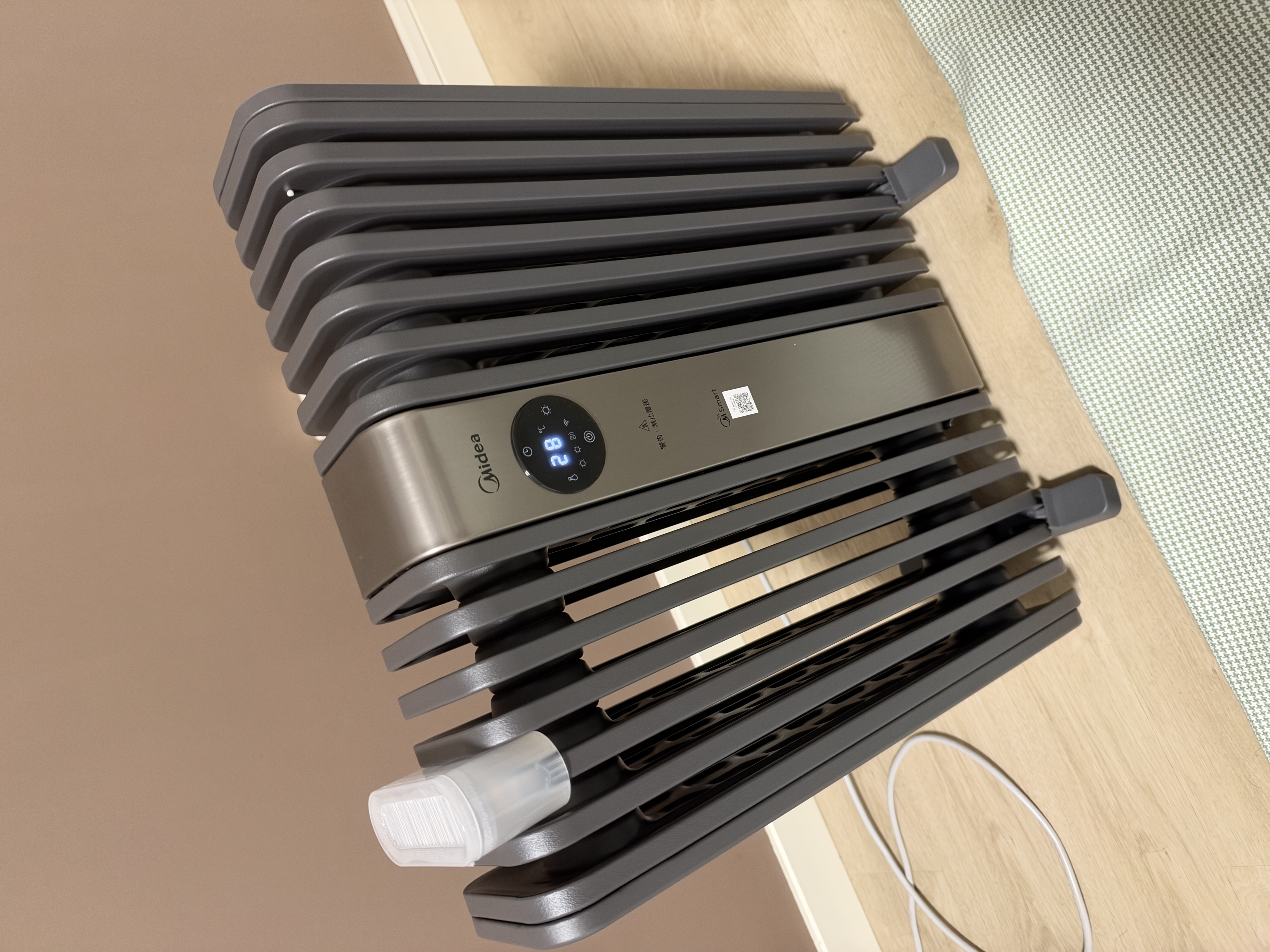 美的（Midea）【双擎速热】电油汀取暖器家用电热电暖器 APP智能遥控电暖气 加湿烤火炉 14片加宽暖气片HYX22TR1 实拍图