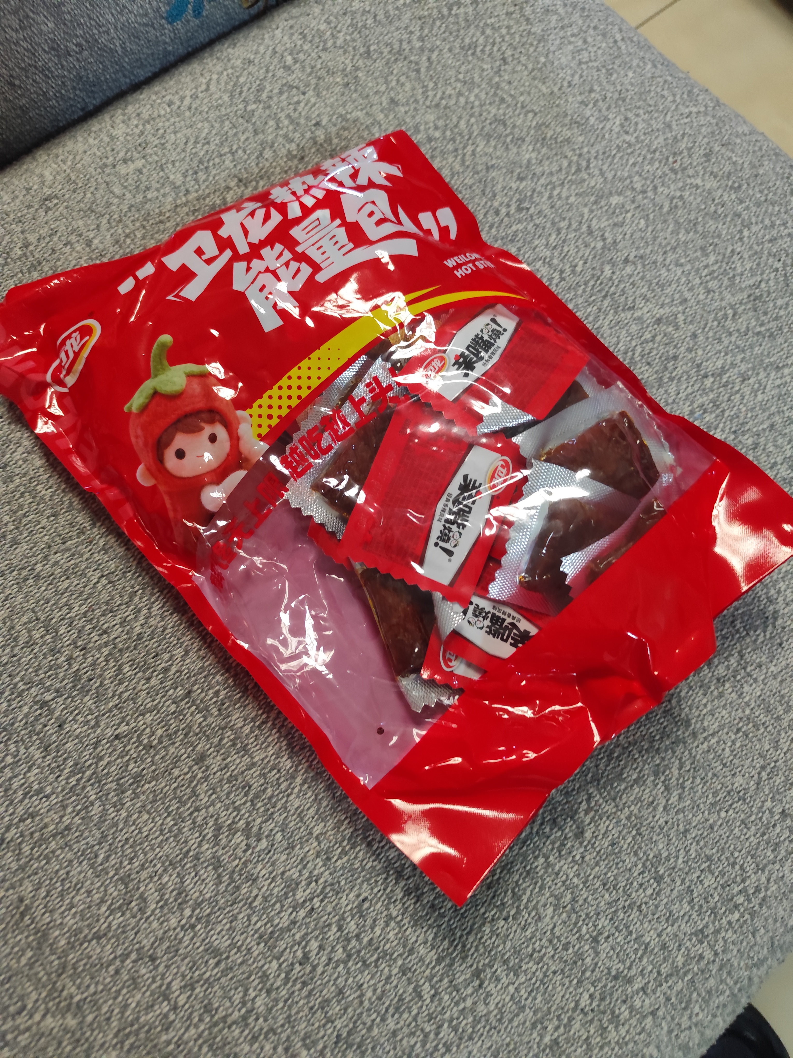 卫龙 辣条 亲嘴烧 经典香辣480g/约38片风味休闲解馋小零食大礼包临期 实拍图