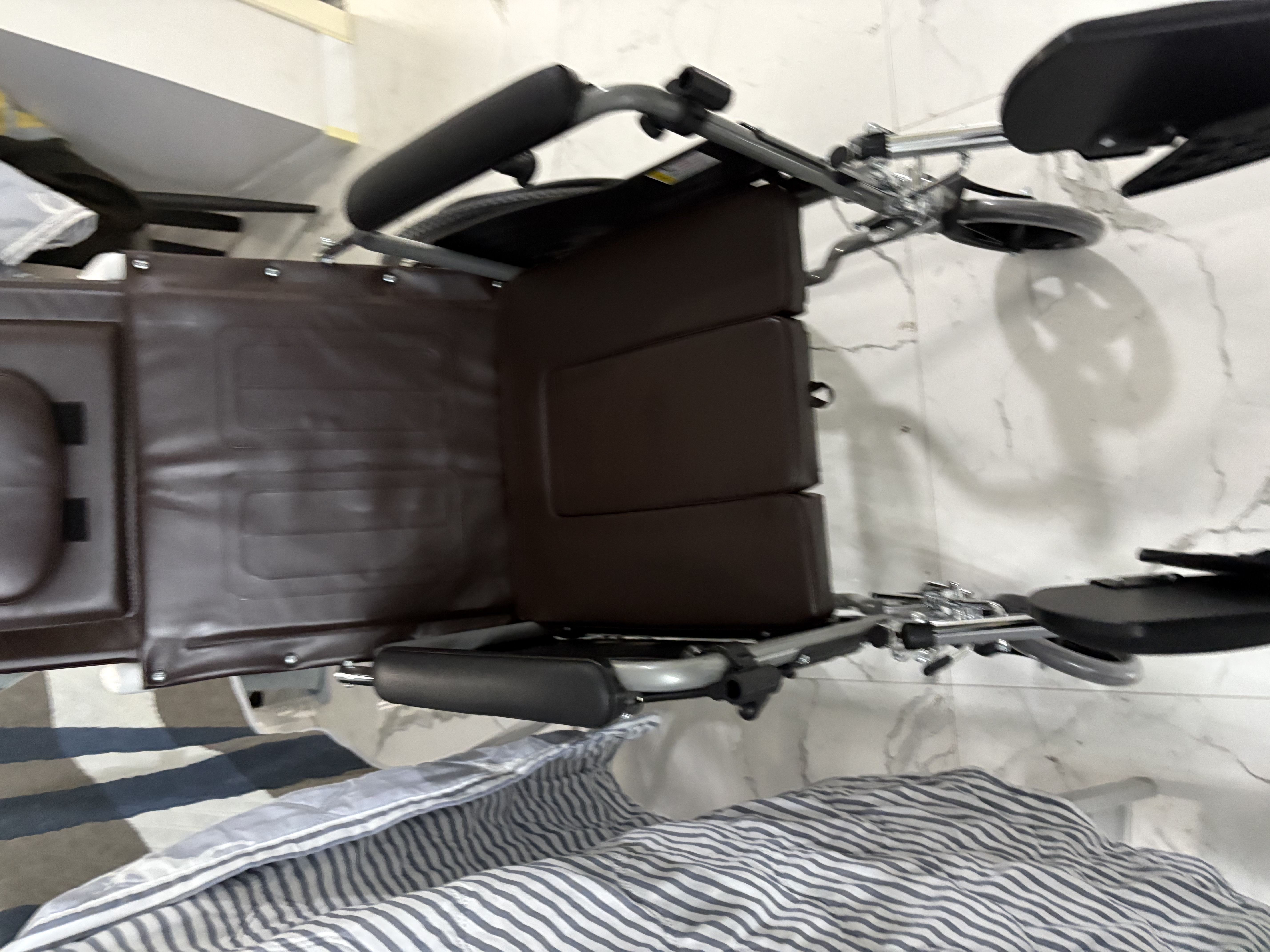 鱼跃手动轮椅车护理轻便可折叠带便盆餐板老人专用代步骨科腿H059B 实拍图