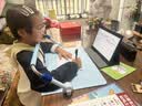 猫太子护栏坐姿矫正器儿童防低头写字矫正器小学生保护近视弯腰驼背幼儿姿势学习纠正坐读写桌面款神器蓝 实拍图