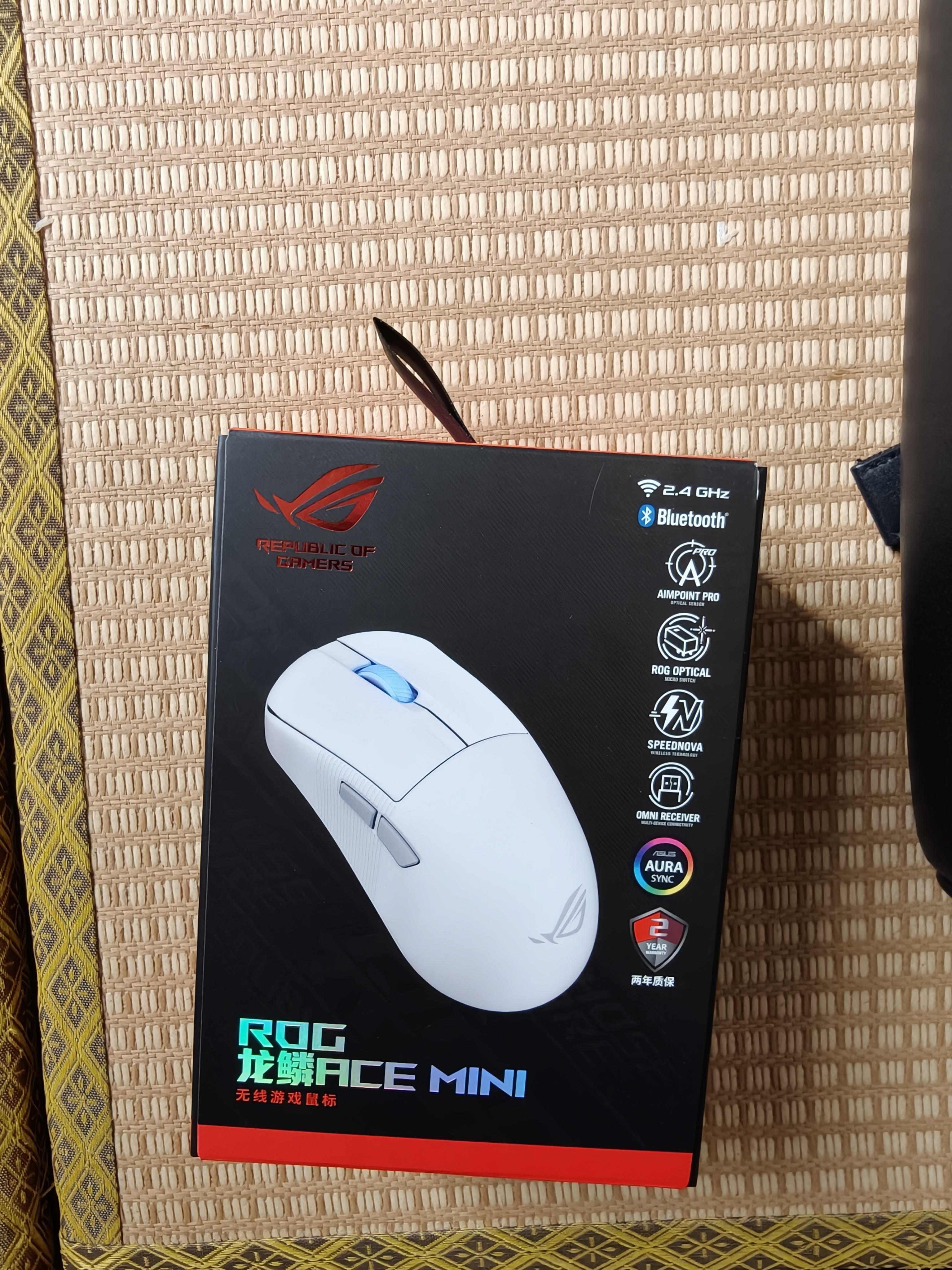 ROG龙鳞Ace Mini 有线蓝牙无线三模电竞游戏鼠标 无畏契约/瓦罗兰特/CS GO  轻量化 月耀白 实拍图