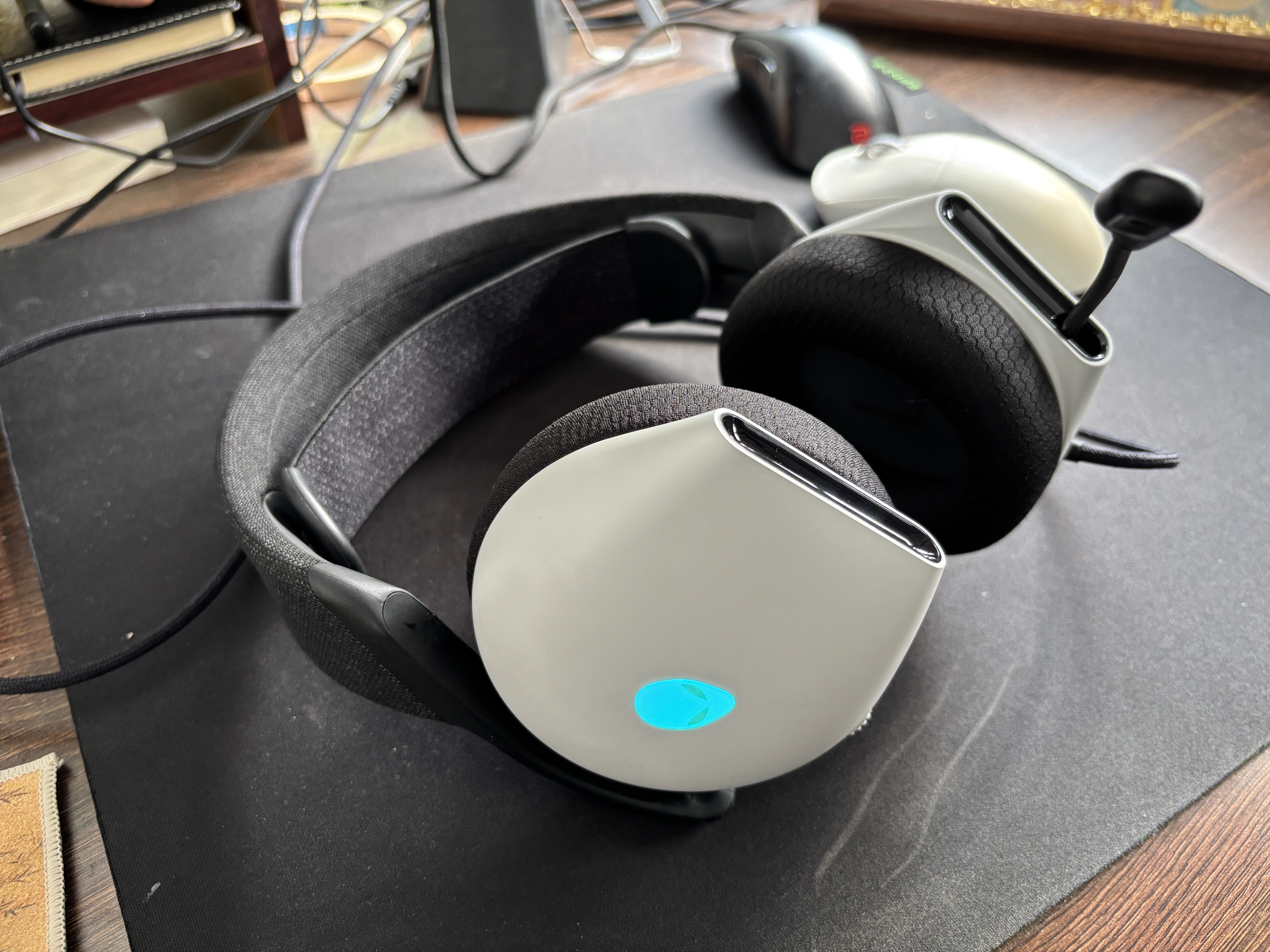 外星人（Alienware）AW520H游戏耳机杜比全景声头戴式有线电竞耳机3A大作电影级音效Hi-Res金标认证外设节日礼物 白色 实拍图