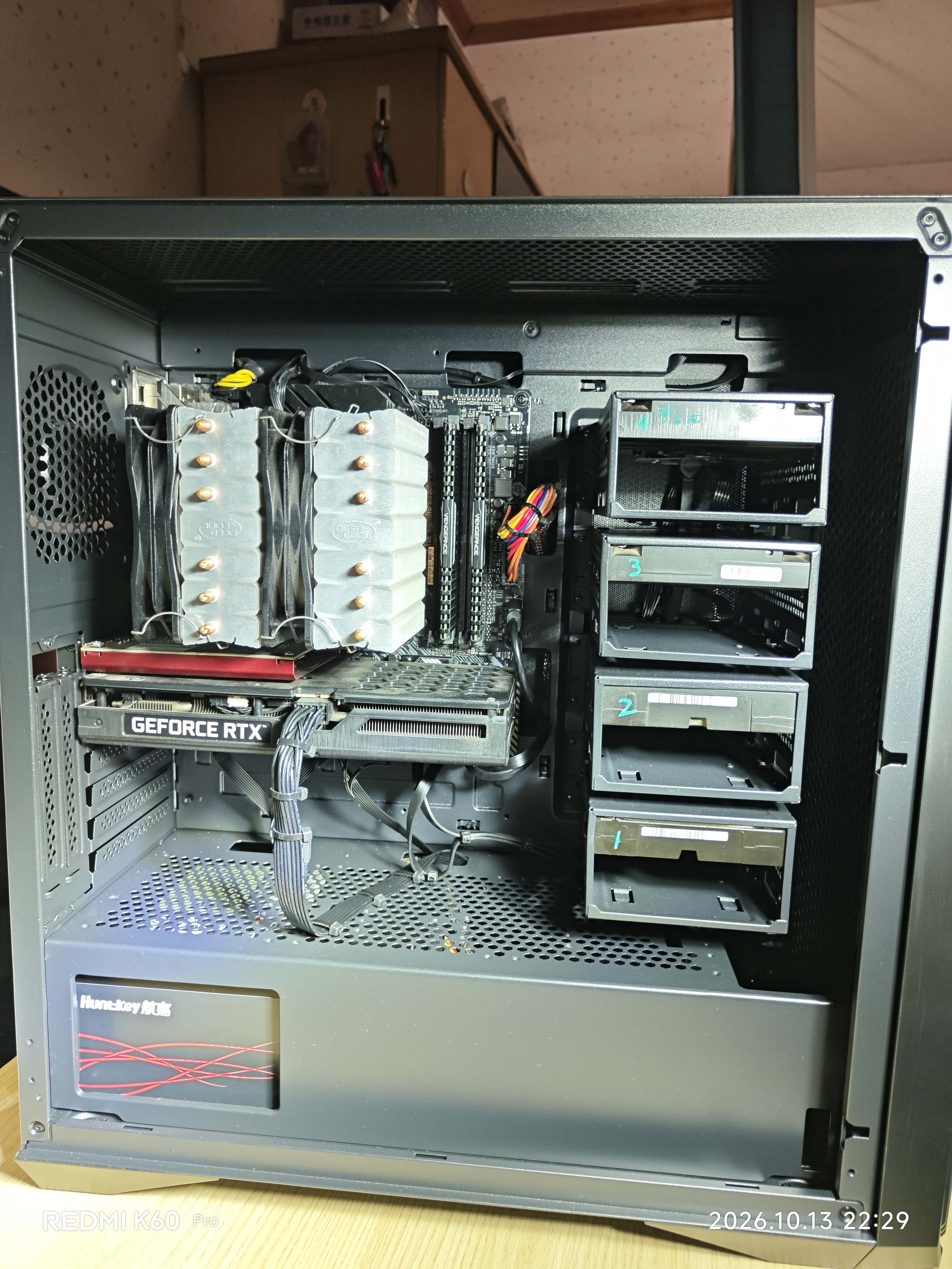 长城（Great Wall）阿基米德7B 铁侧板机箱（E-ATX/磁吸面板/360水冷位/垂直显卡/0.8mm厚侧板/15硬盘位/5090显卡） 实拍图